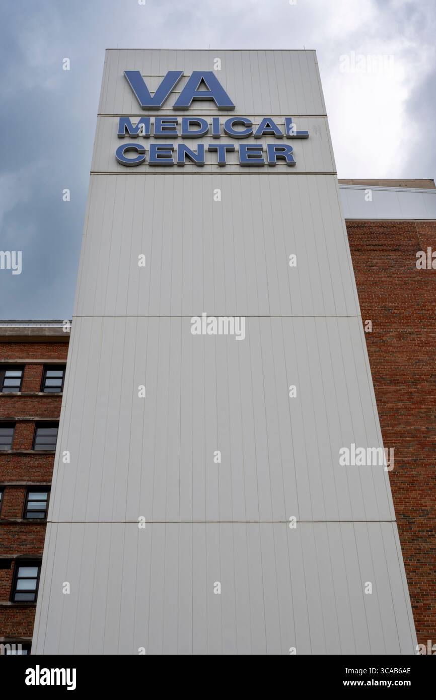 Kansas City, Missouri. Logo del V.A. Medical Center che raggiunge il cielo. Foto Stock