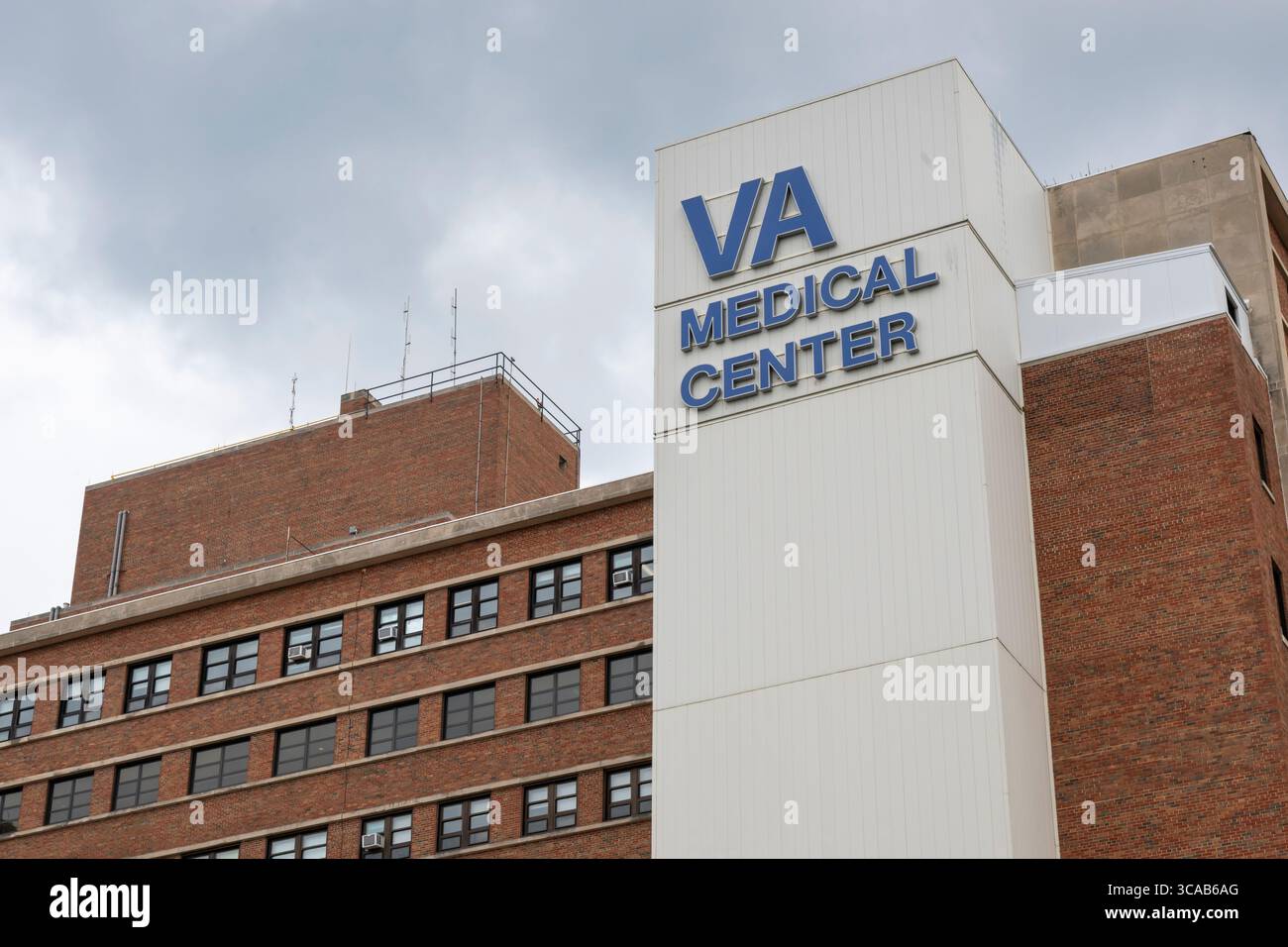 Kansas City, Missouri. Logo del V.A. Medical Center che raggiunge il cielo. Foto Stock