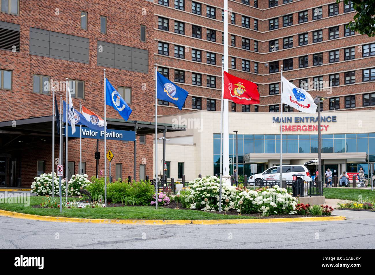 Kansas City, Missouri. Ingresso principale al V.A. Medical Center con persone in attesa di essere prelevate Foto Stock