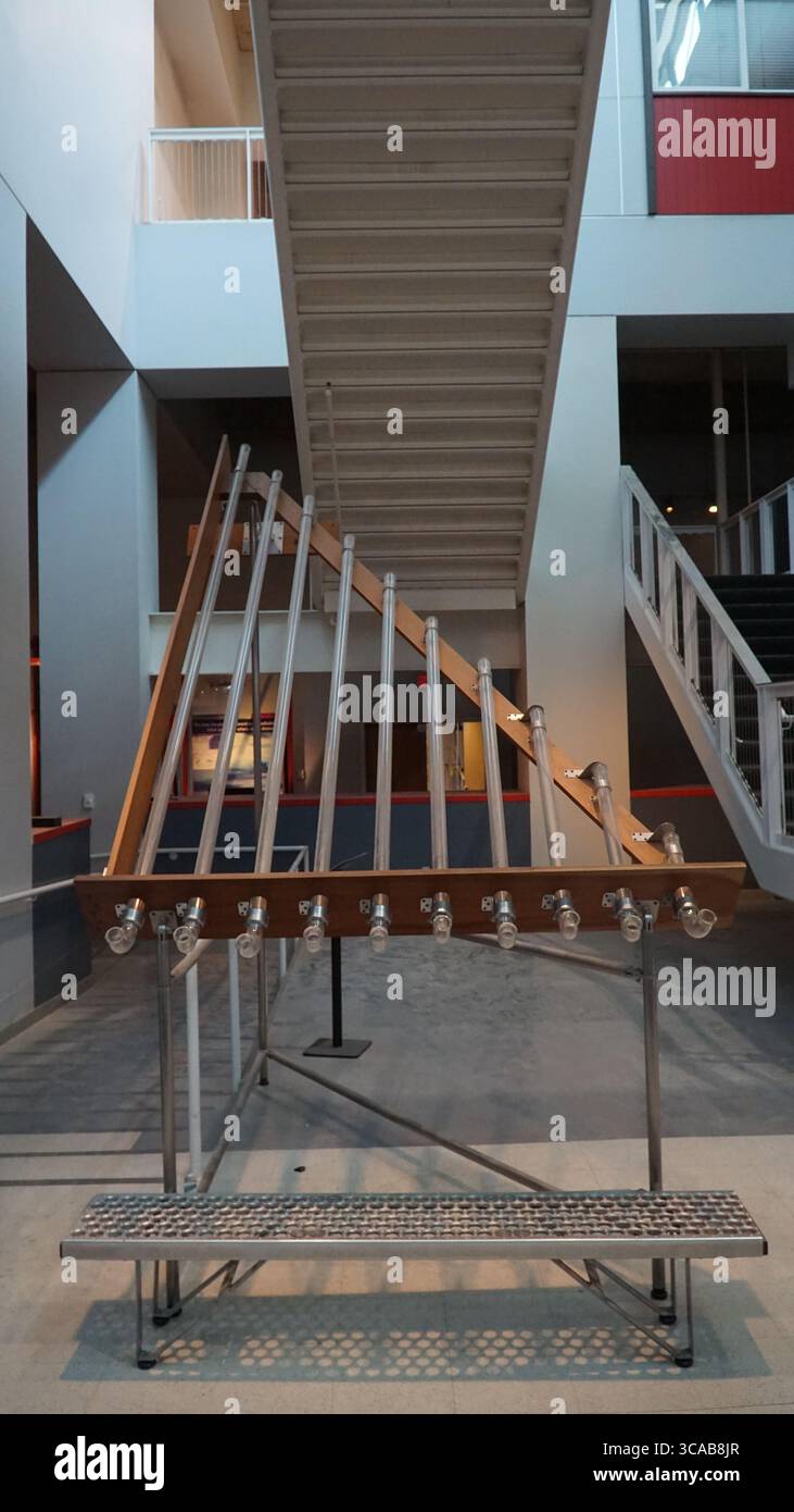Una mostra interattiva di campanelli musicali esposti sotto le scale al California Science Center di Los Angeles, incoraggiando l'esplorazione pratica Foto Stock