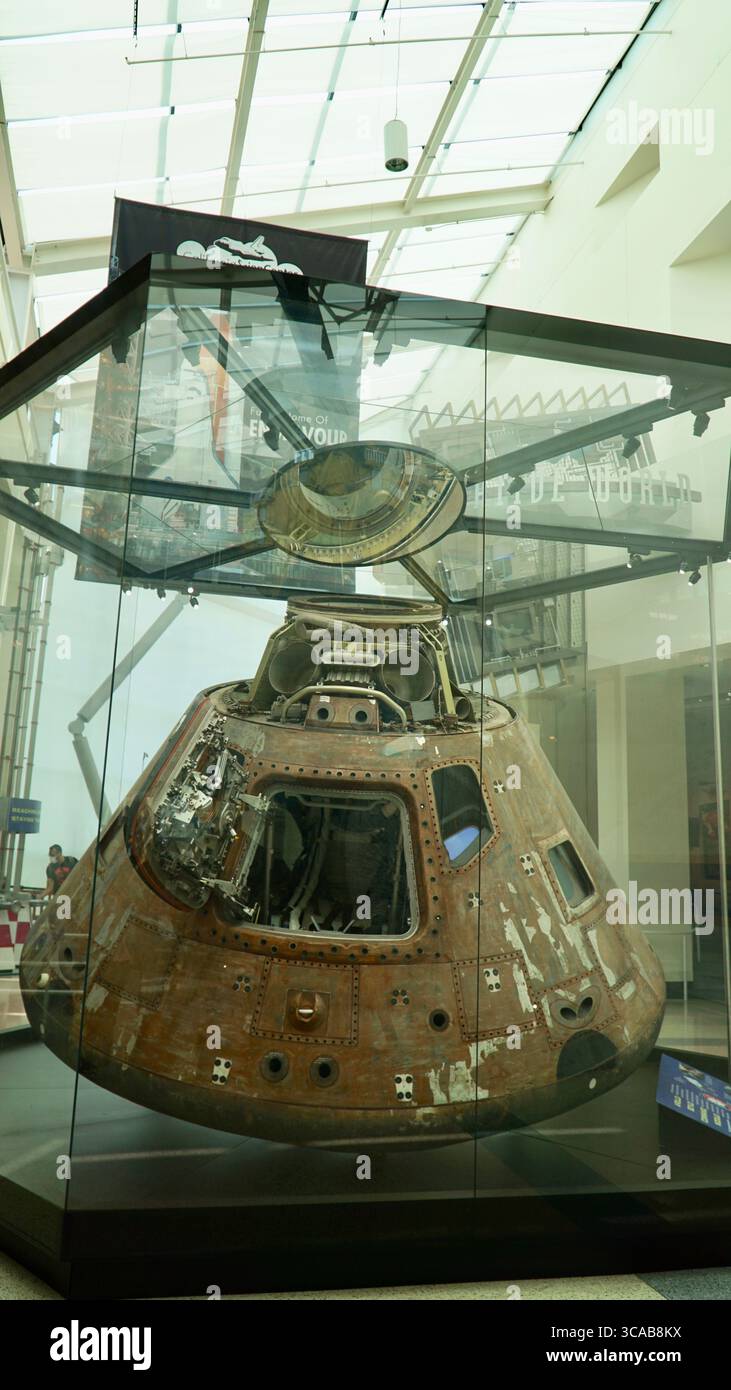 Vista frontale di un modulo di comando Apollo intempestivo, incassato in vetro presso il California Science Center di Los Angeles, California Foto Stock