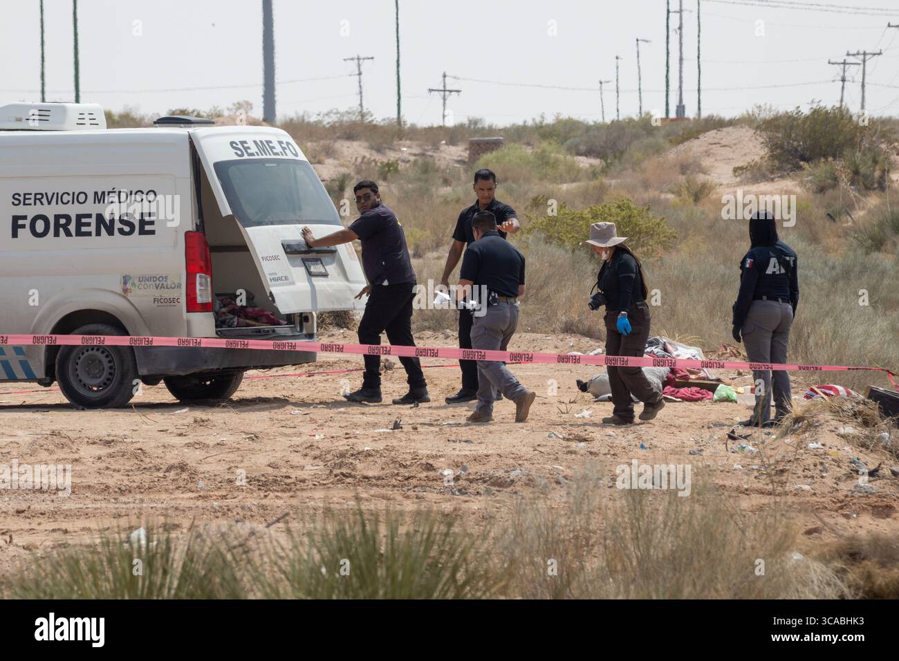 La squadra forense indaga sulla scena del crimine nel deserto di Ciudad Juarez. Foto Stock