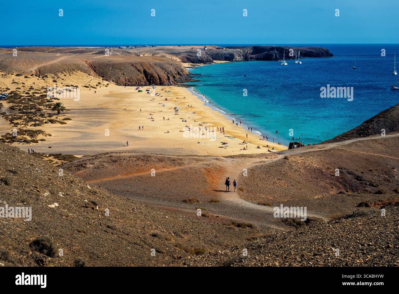 Playa Mujeres Beach, Lanzarote, Isole Canarie, Spagna - sabbia dorata, acque turchesi e paesaggio vulcanico Foto Stock
