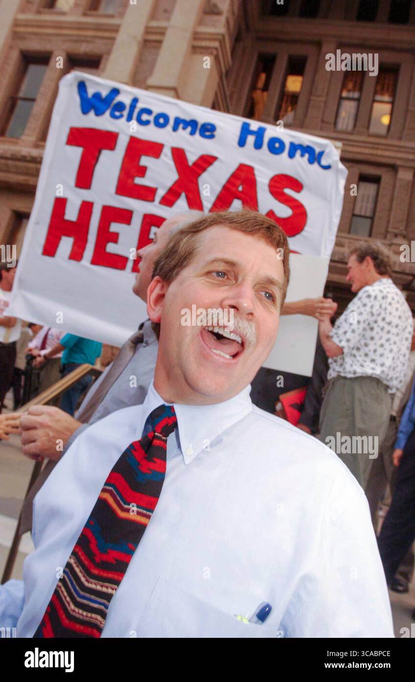 Austin, Texas 16MAY03: I democratici texani, tra cui il rappresentante LON BURNHAM, D-Fort Worth, tornano al Campidoglio di Austin venerdì mattina presto dopo essersi nascosti ad Ardmore, Oklahoma, tutta la settimana per bloccare un disegno di legge di riorganizzazione nella Texas House che è stato spinto dal rappresentante statunitense Tom Delay (R-Sugar Land). La mancanza di un quorum uccise il disegno di legge che avrebbe dato ai Repubblicani una maggioranza maggiore nei distretti congressuali degli Stati Uniti. Foto Stock