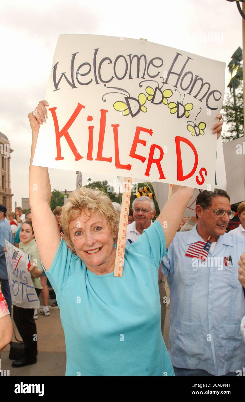 Austin, Texas 16MAY03: I democratici texani tornano al Campidoglio di Austin venerdì mattina presto dopo essersi nascosti ad Ardmore, Oklahoma per tutta la settimana per bloccare un disegno di legge per la riorganizzazione nella Texas House che è stato spinto dal Rep. Statunitense Tom Delay (R-Sugar Land). La mancanza di un quorum uccise il disegno di legge che avrebbe dato ai Repubblicani una maggioranza maggiore nei distretti congressuali degli Stati Uniti. Foto Stock