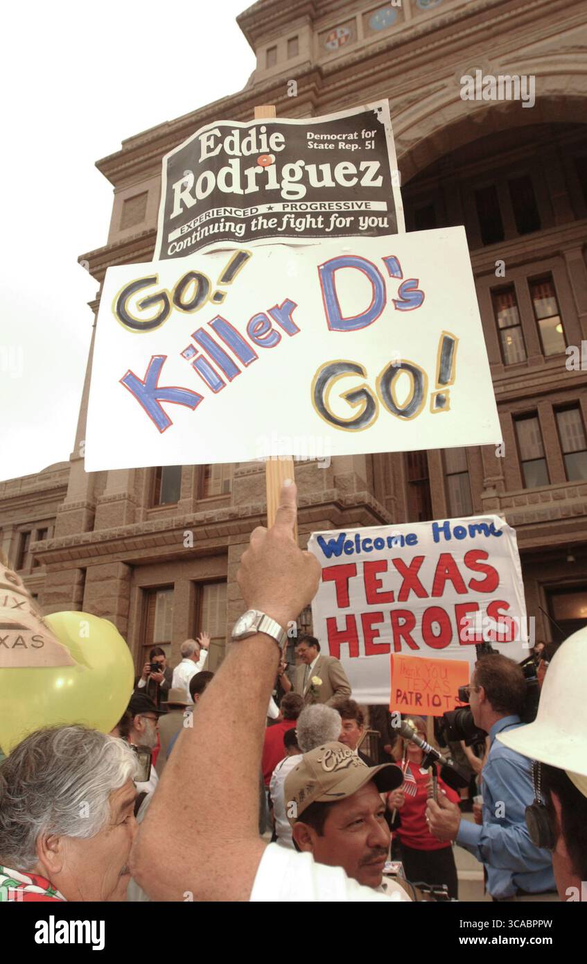 I democratici texani tornano al Campidoglio di Austin venerdì mattina presto 16 agosto 2003 dopo essersi nascosti ad Ardmore, Oklahoma, tutta la settimana per bloccare un disegno di legge per la riorganizzazione nella Texas House. La mancanza di un quorum uccise il disegno di legge che avrebbe dato ai Repubblicani una maggioranza maggiore nei distretti congressuali degli Stati Uniti. Foto Stock
