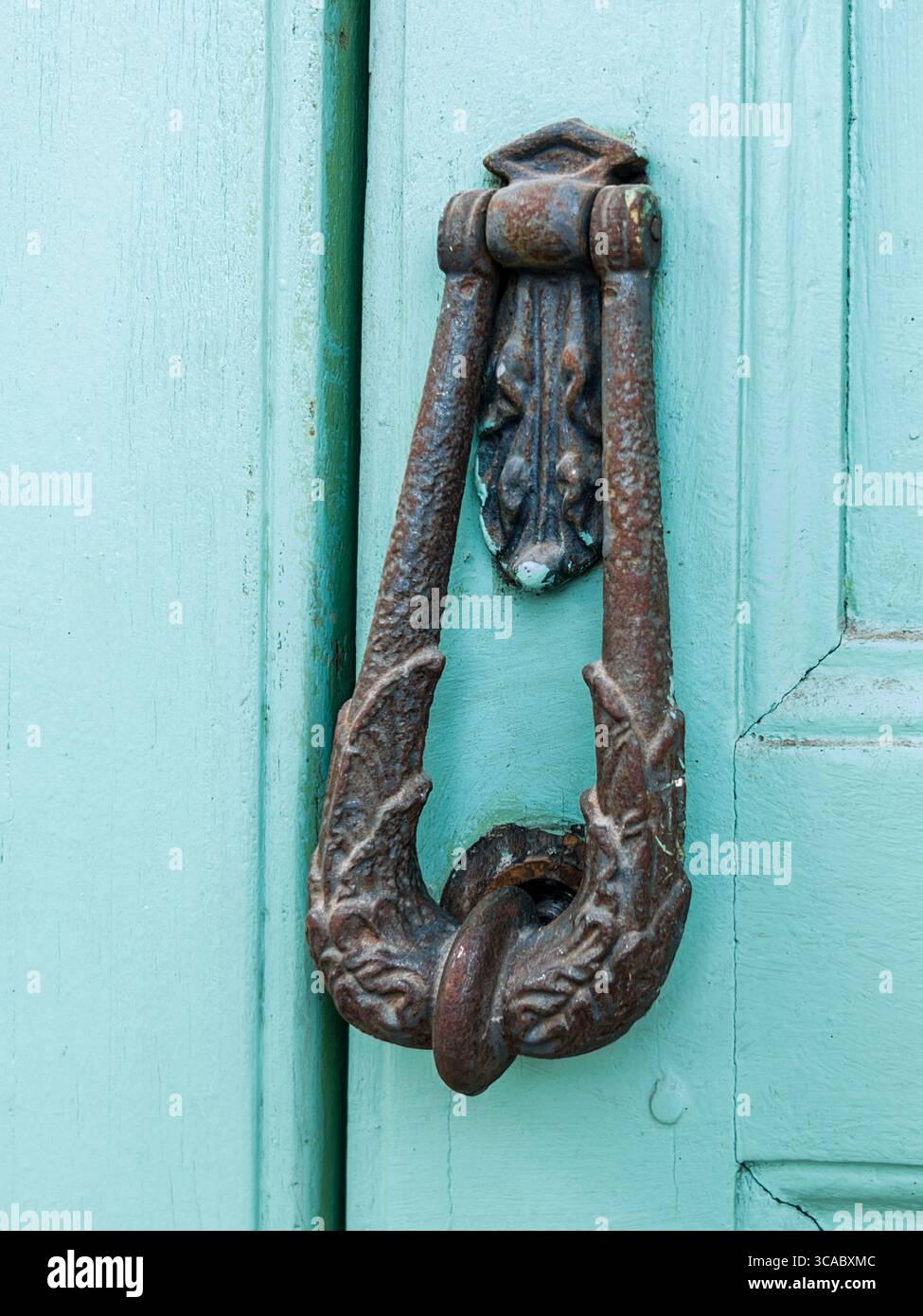 Una vecchia porta bussa su una porta blu di legno ciano Foto Stock