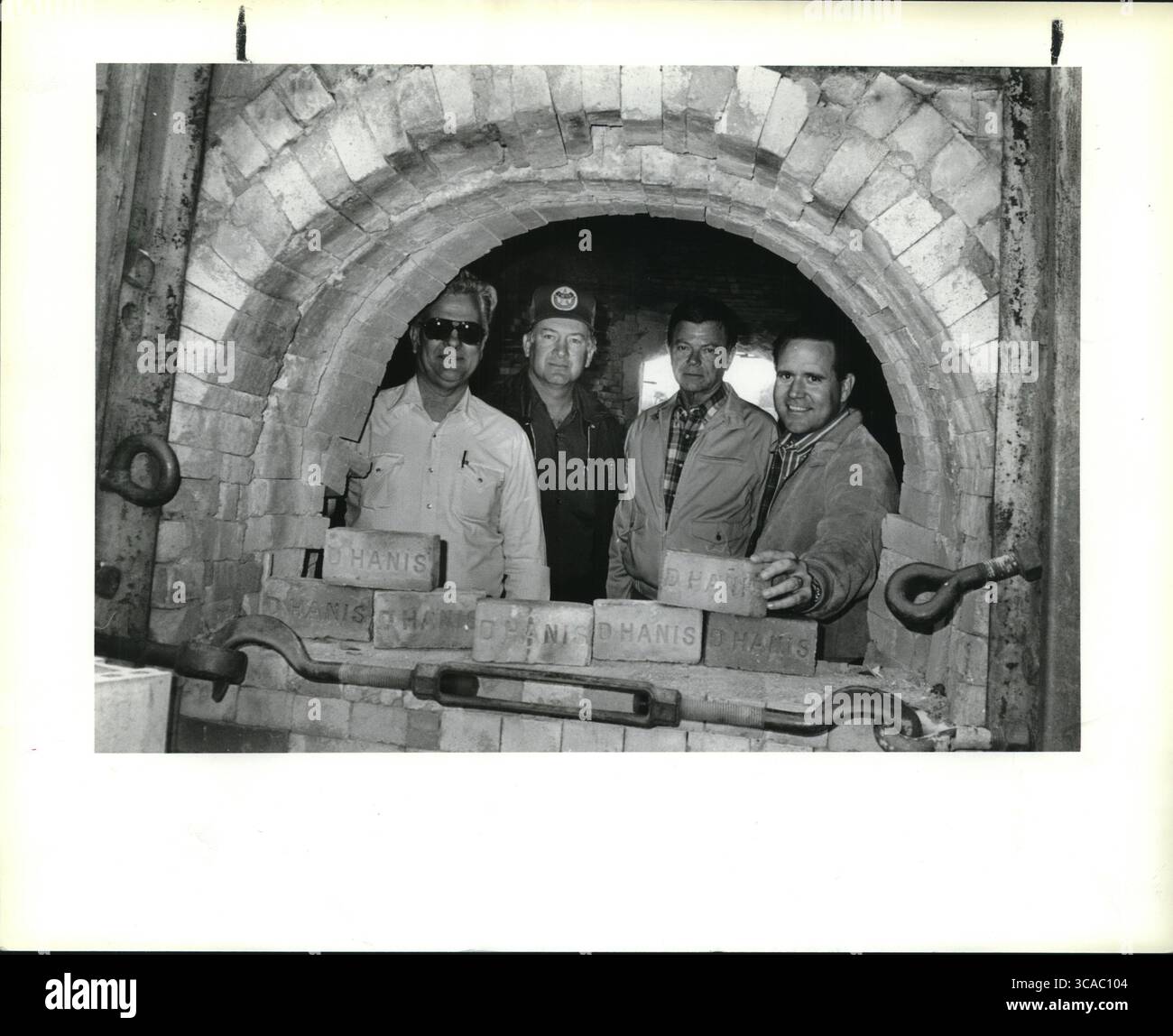 15 gennaio 1987, San Antonio, Texas, Stati Uniti: D'Hanis Brick. Da sinistra: Howard Rogers, Ray Wolff, Jess Gilbert, John Oberman all'interno di uno dei forni. (Immagine di credito: © Ralph Winningham/San Antonio Express-News via ZUMA Press Wire) Foto Stock