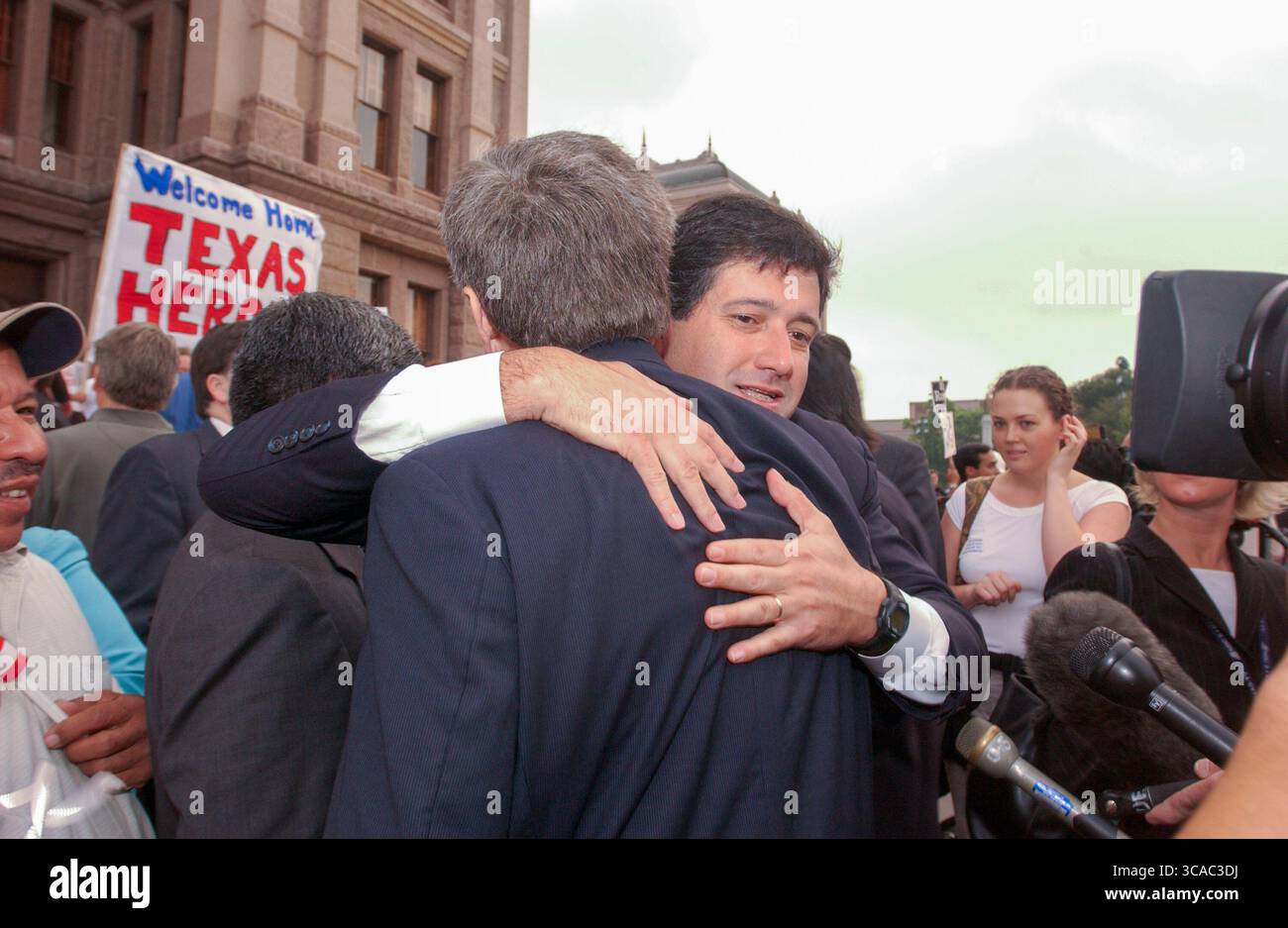 Austin, Tx, Stati Uniti. 28 maggio 2001. Austin, Texas 16MAY03: I democratici del Texas, tra cui RICHARD RAYMOND, D-Laredo, tornano al Campidoglio di Austin venerdì mattina presto 16 maggio 2003 dopo essersi nascosti ad Ardmore, Oklahoma tutta la settimana per bloccare un disegno di legge di riorganizzazione nella Texas House che è stato spinto dal Rep. Americano Tom Delay (R-Sugar Land). La mancanza di un quorum uccise il disegno di legge che avrebbe dato ai Repubblicani una maggioranza maggiore nei distretti congressuali degli Stati Uniti. (Credit Image: © Bob Daemmrich/ZUMA Press Wire) SOLO PER USO EDITORIALE! Non per USO commerciale! Foto Stock