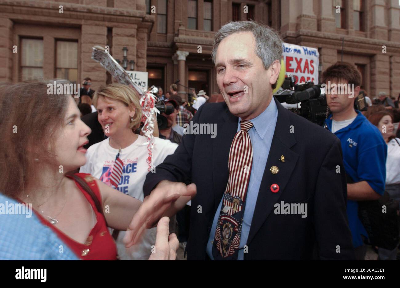 Austin, Tx, Stati Uniti. 28 maggio 2001. Austin, Texas 16MAY03: I democratici del Texas, tra cui l'allora rappresentante LLOYD DOGGETT di Austin, tornano al Campidoglio di Austin venerdì mattina presto 16 maggio 2003 dopo essersi nascosti ad Ardmore, Oklahoma, tutta la settimana per bloccare un disegno di legge di riorganizzazione nella Texas House che è stato spinto dal Rep. Statunitense Tom Delay (R-Sugar Land). La mancanza di un quorum uccise il disegno di legge che avrebbe dato ai Repubblicani una maggioranza maggiore nei distretti congressuali degli Stati Uniti. (Credit Image: © Bob Daemmrich/ZUMA Press Wire) SOLO PER USO EDITORIALE! Non per USO commerciale! Foto Stock