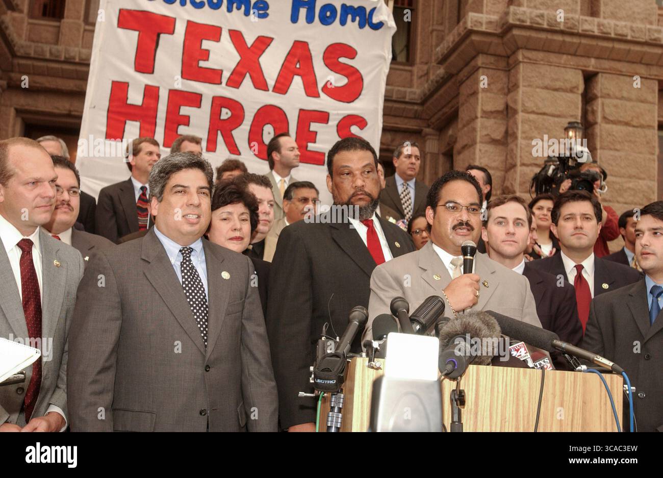 Austin, Tx, Stati Uniti. 28 maggio 2001. Austin, Texas 16MAY03: Il Rep. Di Stato GARNET COLEMAN, D-Houston, parla mentre i democratici texani tornano al Campidoglio di Austin venerdì mattina presto dopo essersi nascosti ad Ardmore, Oklahoma, tutta la settimana per bloccare un disegno di legge di riorganizzazione nella Texas House che è stato spinto dal Rep. Americano Tom Delay (R-Sugar Land). La mancanza di un quorum uccise il disegno di legge che avrebbe dato ai Repubblicani una maggioranza maggiore nei distretti congressuali degli Stati Uniti. (Credit Image: © Bob Daemmrich/ZUMA Press Wire) SOLO PER USO EDITORIALE! Non per USO commerciale! Foto Stock