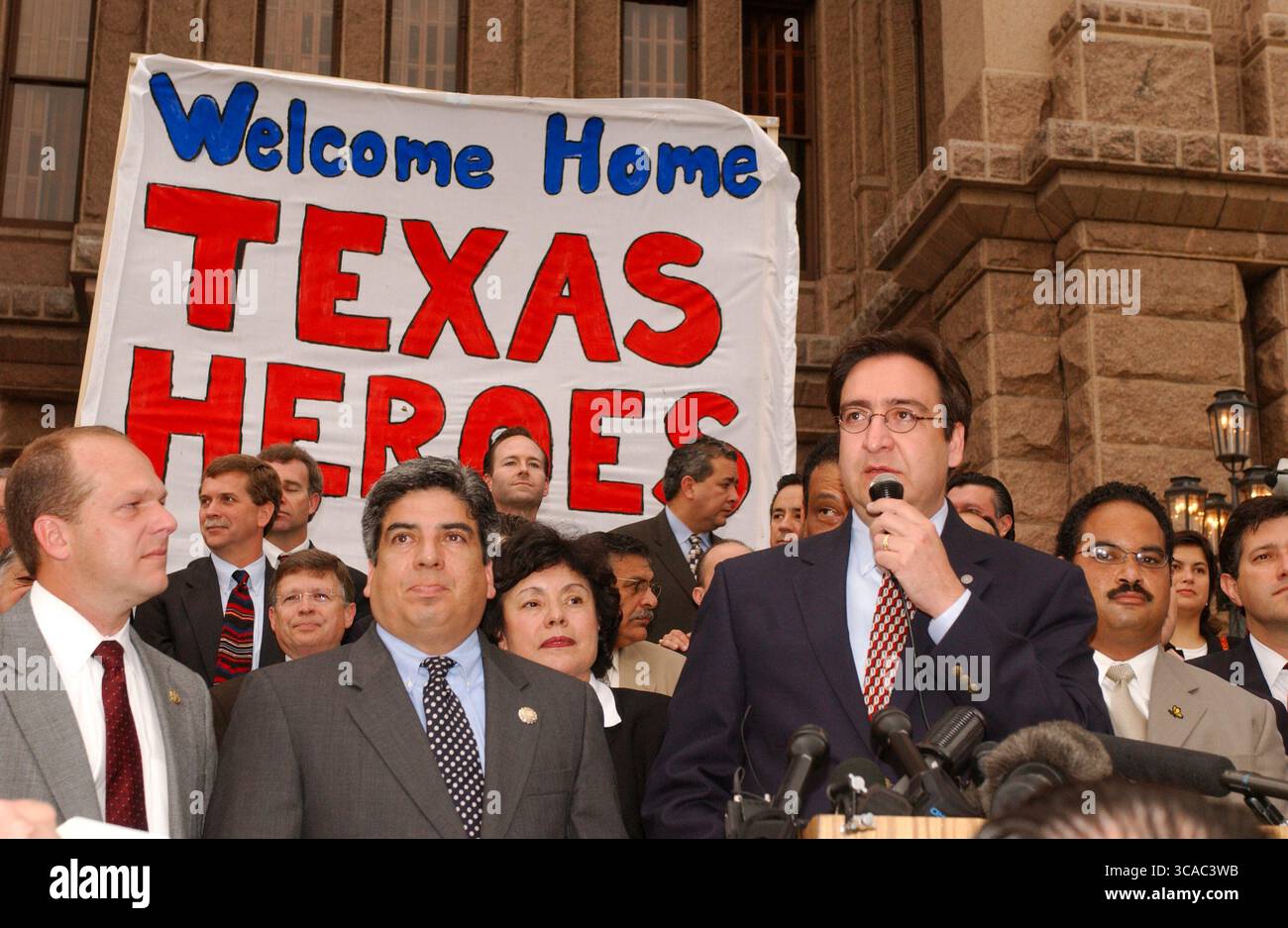 Austin, Tx, Stati Uniti. 16 maggio 2003. Austin, Texas 16MAY03: Il rappresentante dello stato del Texas Pete Gallego (D-Alpine) parla sui gradini del Campidoglio venerdì mattina. I democratici del Texas sono tornati al Campidoglio di Austin questa mattina dopo essersi nascosti ad AArdmore, Oklahoma, tutta la settimana per bloccare un disegno di legge di riorganizzazione nella Texas House che è stato spinto dal Rep. Americano Tom Delay (R-Sugar Land). La mancanza di un quorum uccise il disegno di legge che avrebbe dato ai Repubblicani una maggioranza maggiore nei distretti congressuali degli Stati Uniti. (Credit Image: © Bob Daemmrich/ZUMA Press Wire) SOLO PER USO EDITORIALE! Non per Commerci Foto Stock
