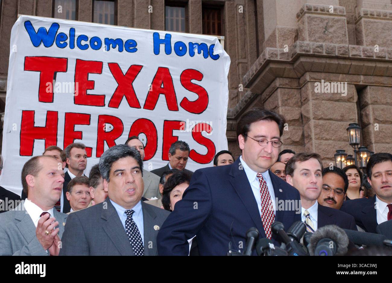 Austin, Tx, Stati Uniti. 14 maggio 2003. Austin, Texas 16MAY03: I democratici del Texas tornano al Campidoglio di Stato ad Austin all'inizio del 16 maggio 2003 dopo essersi nascosti ad Ardmore, Oklahoma per tutta la settimana per bloccare un disegno di legge di riorganizzazione nella Texas House che è stato spinto dal Rep. Statunitense Tom Delay (R-Sugar Land). La mancanza di un quorum uccise il disegno di legge che avrebbe dato ai Repubblicani una maggioranza maggiore nei distretti congressuali degli Stati Uniti. A parlare è il rappresentante Jim Dunham, D-Fort Worth. (Credit Image: © Bob Daemmrich/ZUMA Press Wire) SOLO PER USO EDITORIALE! Non per USO commerciale! Foto Stock