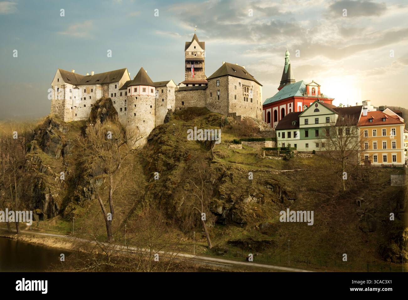 Incredibile punto di riferimento nella Repubblica Ceca, vicino al castello medievale di Karlovy Vary Loket con tramonto e cielo blu in primavera Foto Stock
