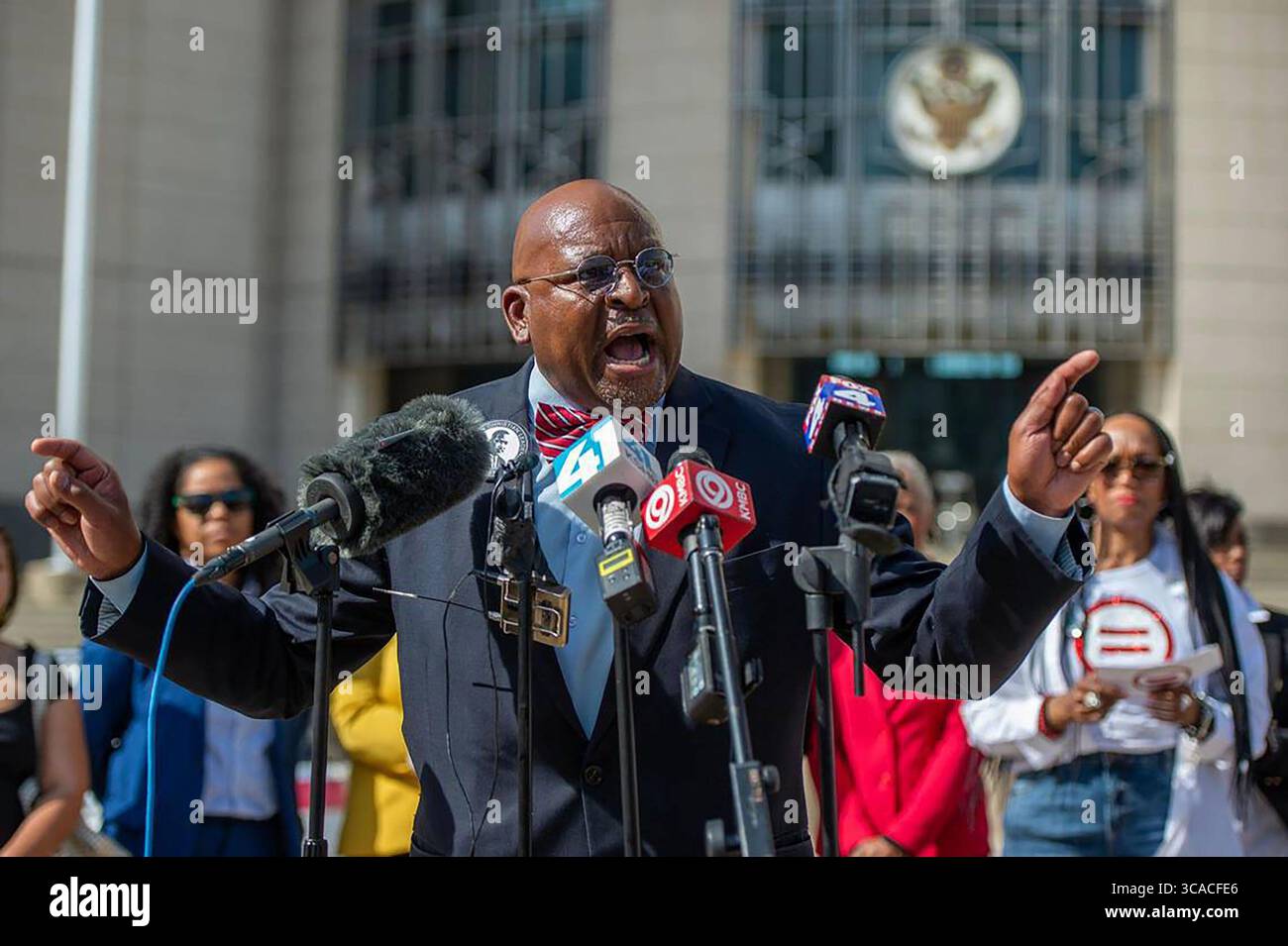 19 aprile 2023: Vernon Howard, presidente del CityÃ¢â‚¬â„¢capitolo della Southern Christian Leadership Conference del Kansas, parla durante una manifestazione per Ralph Yarl davanti al tribunale statunitense Charles E. Whittaker martedì 18 aprile 2023 a Kansas City. (Immagine di credito: © Emily Curiel/Kansas City Star tramite ZUMA Press Wire) Foto Stock