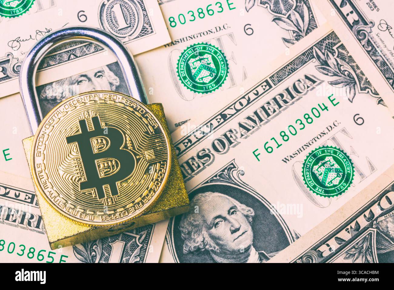 Bitcoin di criptovaluta su lucchetto e molte banconote in dollari americani. Simbolo della criptovaluta - moneta virtuale elettronica per il web banking e in Foto Stock