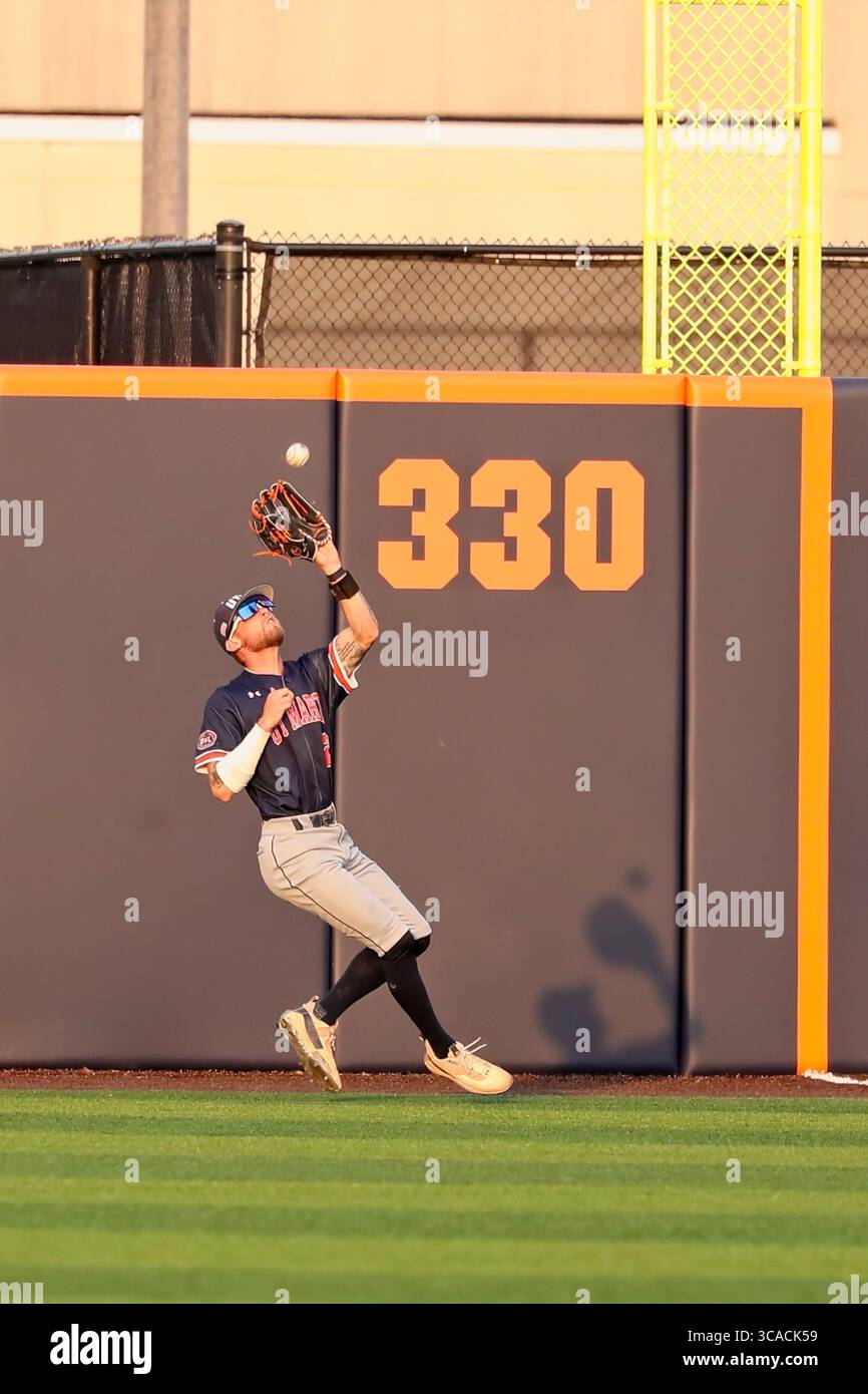 18 maggio 2023, Champaign, Illinois, Stati Uniti: IL RISO ZAC tira una palla all'interno della pole del foul nel campo destro. Università del Tennessee - Martin Skyhawks perde contro Fighting Illini per un punteggio di 7 a 3. (Immagine di credito: © Alan Look/ZUMA Press Wire) Foto Stock