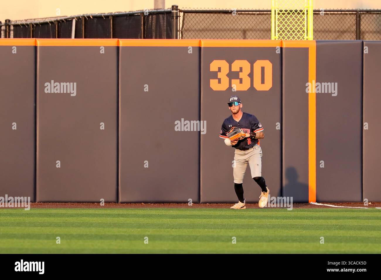 18 maggio 2023, Champaign, Illinois, Stati Uniti: IL RISO ZAC tira una palla all'interno della pole del foul nel campo destro. Università del Tennessee - Martin Skyhawks perde contro Fighting Illini per un punteggio di 7 a 3. (Immagine di credito: © Alan Look/ZUMA Press Wire) Foto Stock