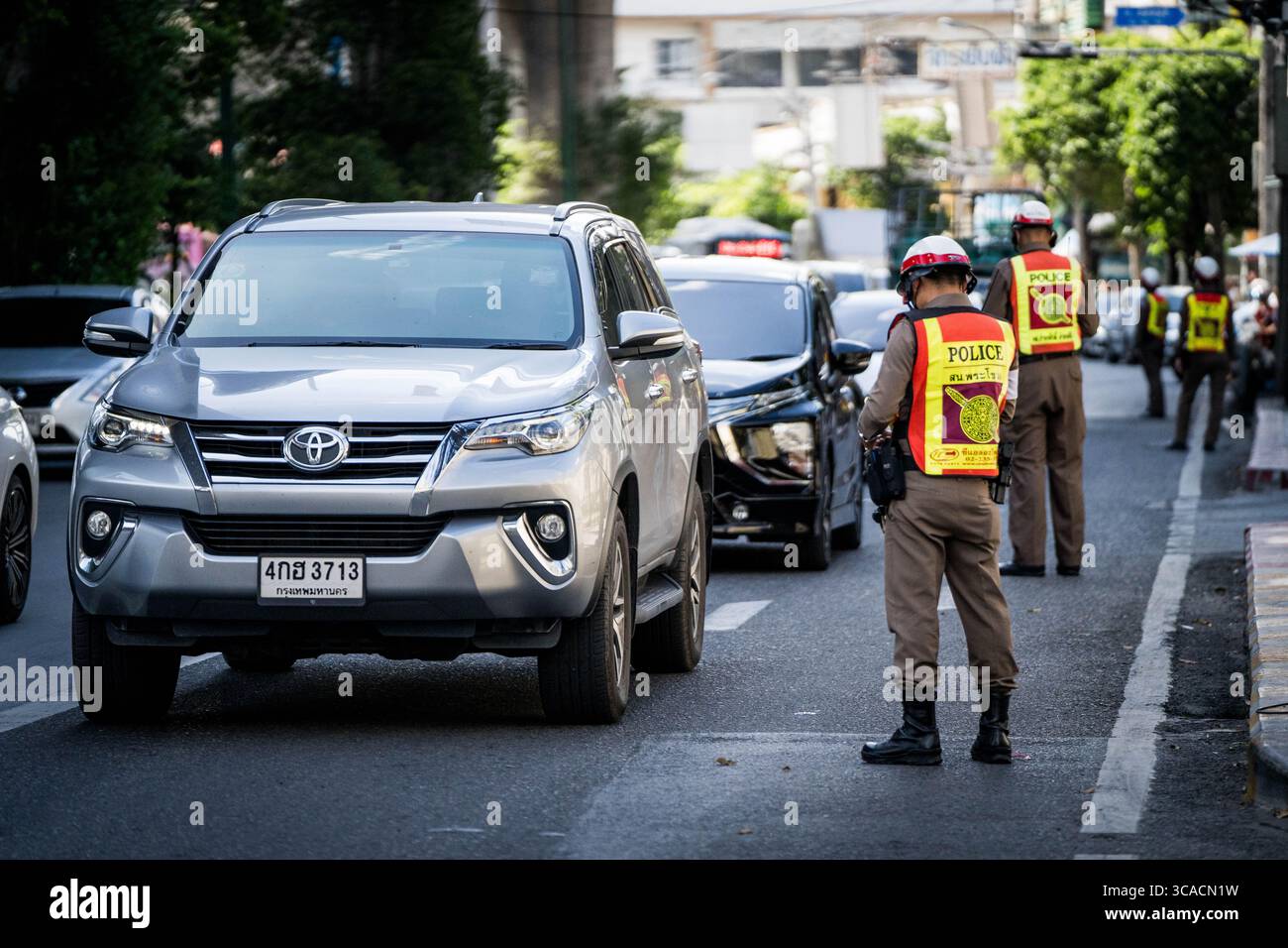 14 luglio 2023, Bangkok, Thailandia: La polizia reale tailandese conduce fermate di traffico a Bangkok. Vita quotidiana a Bangkok, Thailandia il 14 luglio 2023. (Immagine di credito: © Matt Hunt/ZUMA Press Wire) Foto Stock