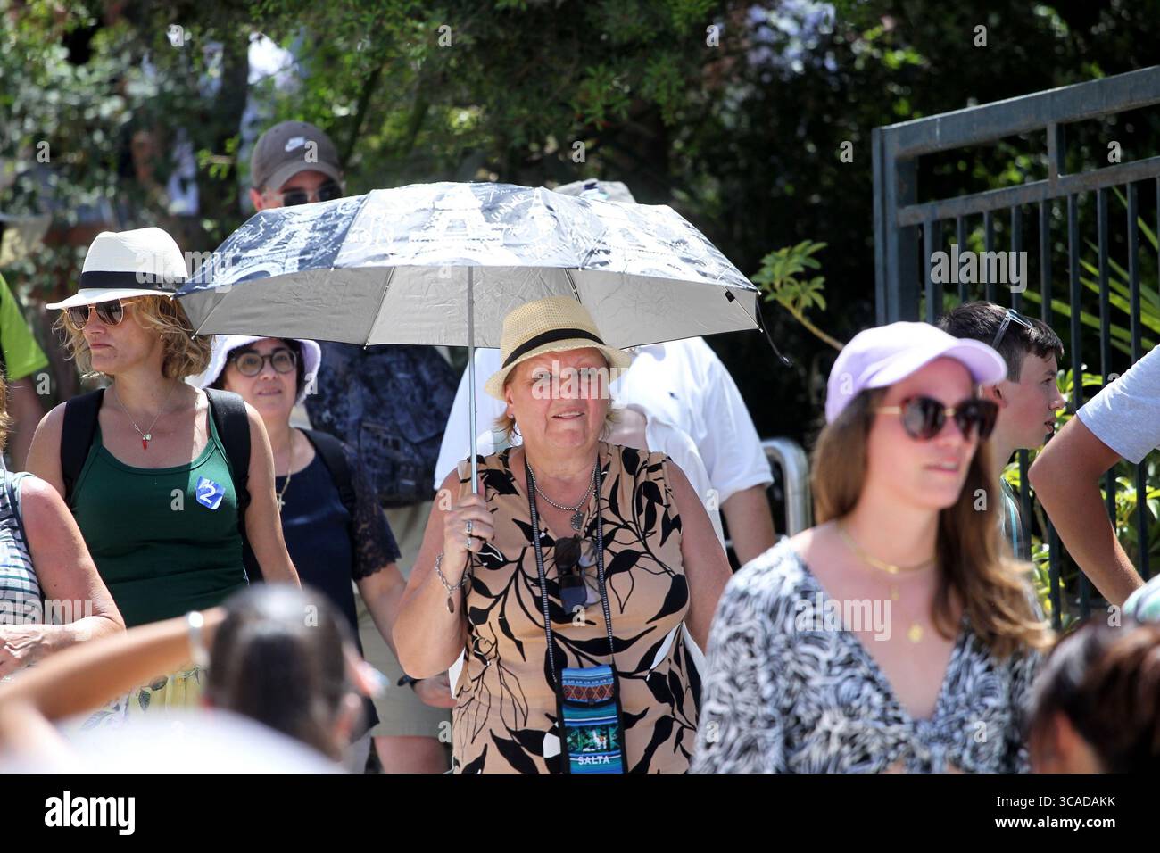 14 luglio 2023, Atene, Grecia: I turisti visitano l'Acropoli in mezzo alle alte temperature, ad Atene, Grecia. I siti archeologici di Atene hanno chiuso al pubblico a 12,00 a causa del caldo. Temperature estremamente elevate con un impatto potenzialmente grave sulla salute sono previste nella capitale greca Anticyclone Ceber, un'area ad alta pressione proveniente dal sud, porterà calore estremo con temperature superiori a 40 gradi Celsius nei paesi europei, così come in Cina e negli Stati Uniti, ha riferito l'Agenzia spaziale europea (ESA). (Immagine di credito: © Aristidis Vafeiadakis/ZUMA Press Wire) Foto Stock