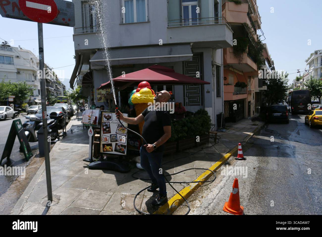 14 luglio 2023, Atene, Grecia: I turisti visitano l'Acropoli in mezzo alle alte temperature, ad Atene, Grecia, 14 luglio 2023. I siti archeologici di Atene hanno chiuso al pubblico a 12,00 a causa del caldo. Temperature estremamente elevate con un impatto potenzialmente grave sulla salute sono previste nella capitale greca Anticyclone Ceber, un'area ad alta pressione proveniente dal sud, porterà calore estremo con temperature superiori a 40 gradi Celsius nei paesi europei, così come in Cina e negli Stati Uniti, ha riferito l'Agenzia spaziale europea (ESA). (Immagine di credito: © Aristidis Vafeiadakis/ZUMA Press Wire) Foto Stock