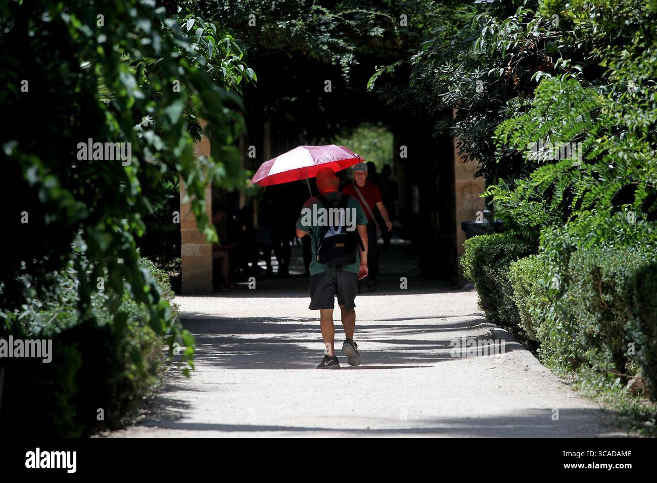 14 luglio 2023, Atene, Grecia: I turisti si rilassano nel giardino nazionale in mezzo alle alte temperature, ad Atene, Grecia, 14 luglio 2023. I siti archeologici di Atene hanno chiuso al pubblico a 12,00 a causa del caldo. Temperature estremamente elevate con un impatto potenzialmente grave sulla salute sono previste nella capitale greca Anticyclone Ceber, un'area ad alta pressione proveniente dal sud, porterà calore estremo con temperature superiori a 40 gradi Celsius nei paesi europei, così come in Cina e negli Stati Uniti, ha riferito l'Agenzia spaziale europea (ESA). (Immagine di credito: © Aristidis Vafeiadakis/ZUMA Press W Foto Stock