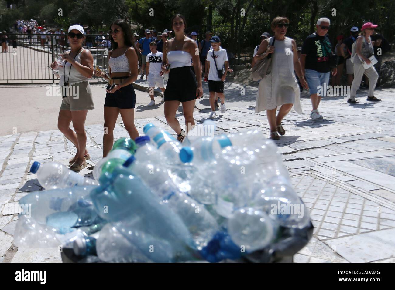 14 luglio 2023, Atene, Grecia: I turisti visitano l'Acropoli in mezzo alle alte temperature, ad Atene, Grecia, 14 luglio 2023. I siti archeologici di Atene hanno chiuso al pubblico a 12,00 a causa del caldo. Temperature estremamente elevate con un impatto potenzialmente grave sulla salute sono previste nella capitale greca Anticyclone Ceber, un'area ad alta pressione proveniente dal sud, porterà calore estremo con temperature superiori a 40 gradi Celsius nei paesi europei, così come in Cina e negli Stati Uniti, ha riferito l'Agenzia spaziale europea (ESA). (Immagine di credito: © Aristidis Vafeiadakis/ZUMA Press Wire) Foto Stock
