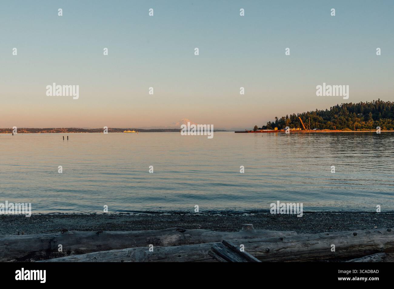 Vista del Monte Rainier da Bainbridge Island, Washington Foto Stock