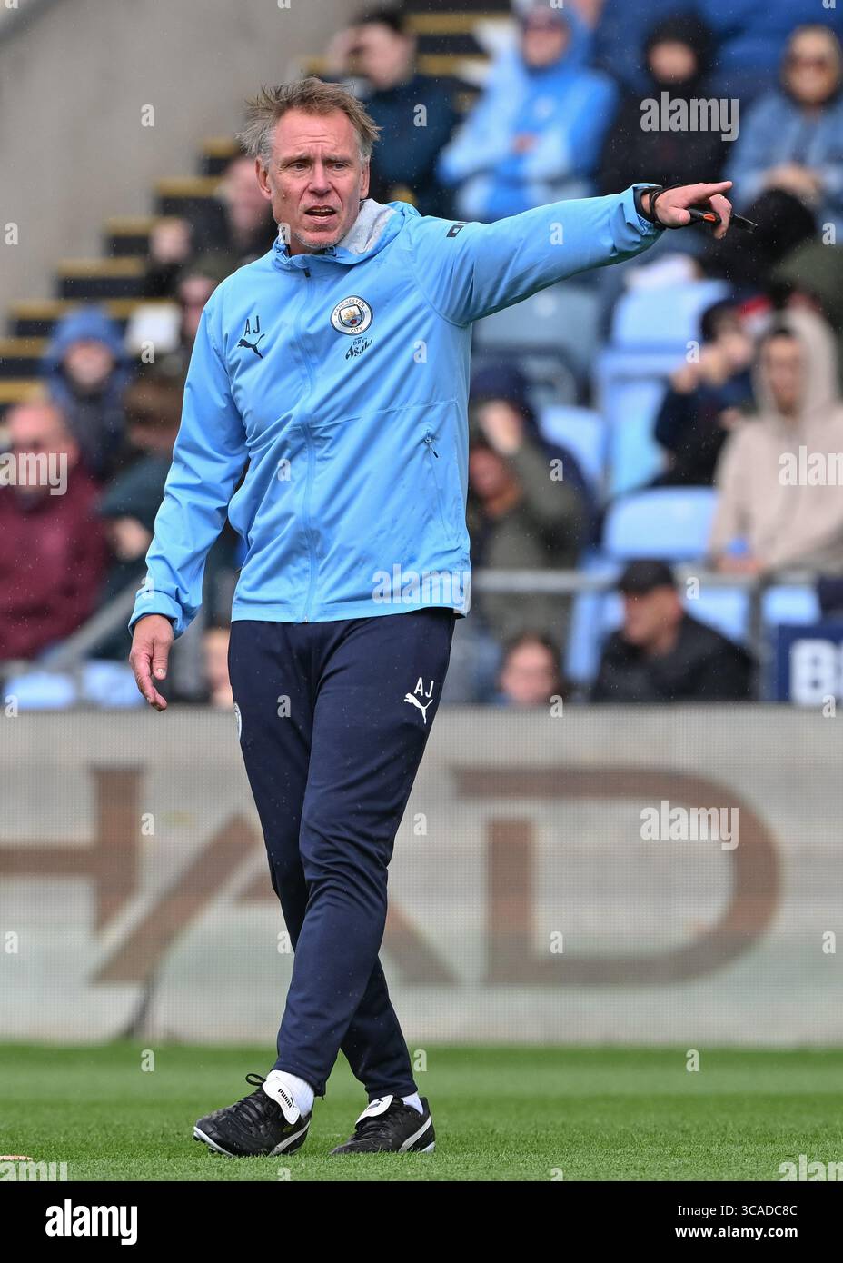 Joie Stadium, Manchester, Inghilterra, 5 agosto 2025. Andree Jeglertz manager del Manchester City Women durante il “City Are Back Open Training Event” Manchester City Open Training Session presso il Joie Stadium. (Immagine di credito: ©Cody Froggatt/Alamy Live News) Foto Stock Joie Stadium, Manchester, Inghilterra, 5 agosto 2025. Andree Jeglertz manager del Manchester City Women durante il “City Are Back Open Training Event” Manchester City Open Training Session presso il Joie Stadium. (Immagine di credito: ©Cody Froggatt/Alamy Live News) Foto Stock