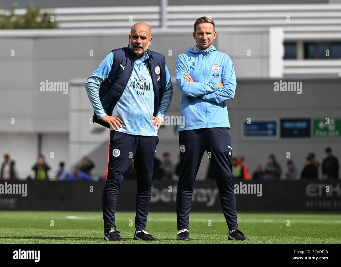 Joie Stadium, Manchester, Inghilterra, 5 agosto 2025. PEP Guardiola manager di Manchester City e Pepijn Lijnders Assistant Manager di Manchester City durante il “City Are Back Open Training Event” Manchester City Open Training Session presso il Joie Stadium. (Immagine di credito: ©Cody Froggatt/Alamy Live News) Foto Stock Joie Stadium, Manchester, Inghilterra, 5 agosto 2025. PEP Guardiola manager di Manchester City e Pepijn Lijnders Assistant Manager di Manchester City durante il “City Are Back Open Training Event” Manchester City Open Training Session presso il Joie Stadium. (Immagine di credito: ©Cody Froggatt/Alamy Live News) Foto Stock