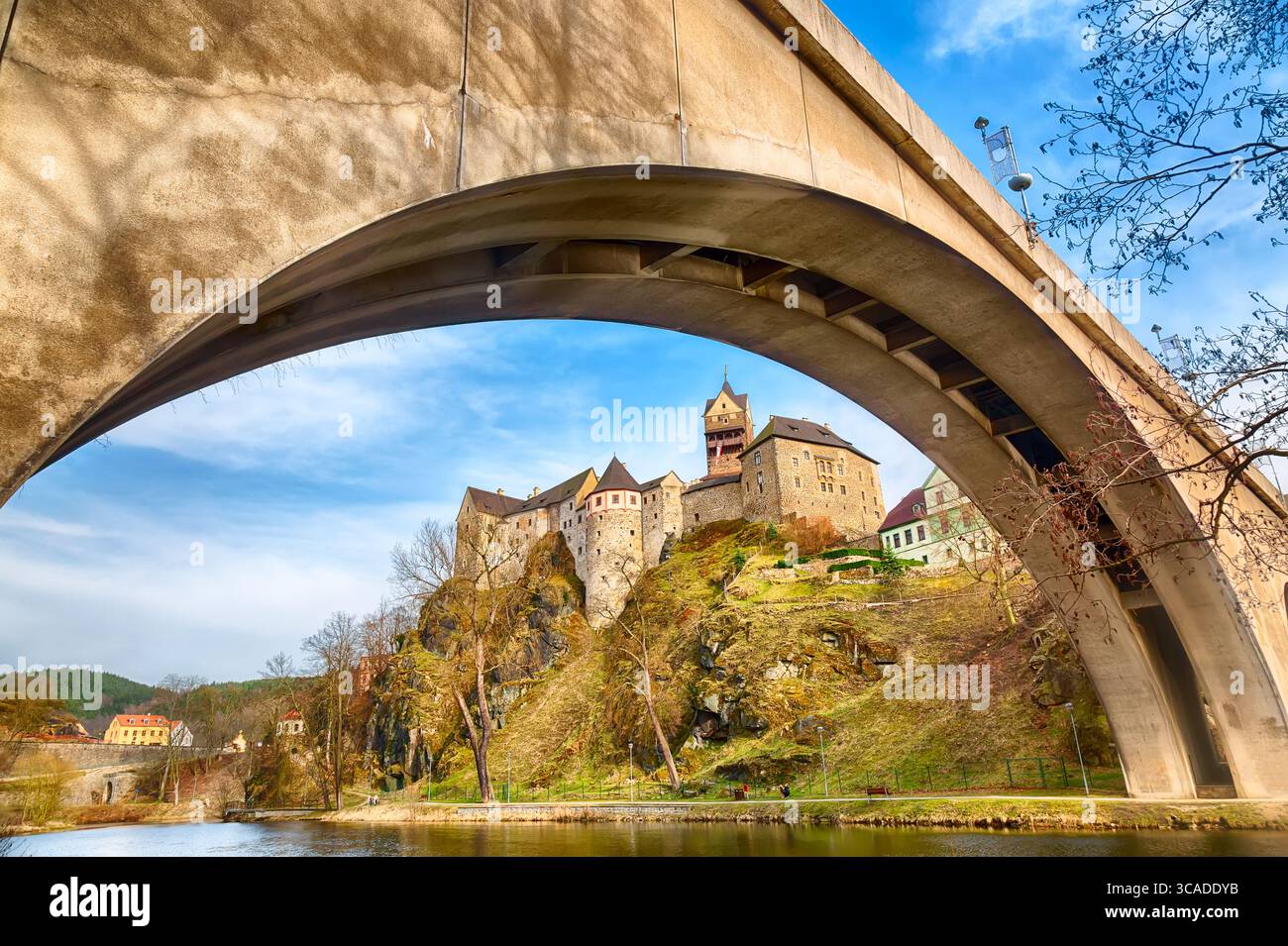 Incredibile punto di riferimento nella Repubblica Ceca, vicino al castello medievale di Karlovy Vary Loket con cielo blu in primavera Foto Stock