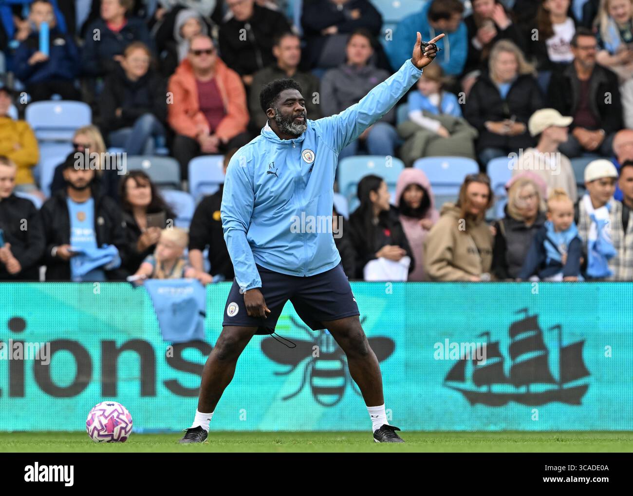 Joie Stadium, Manchester, Inghilterra, 5 agosto 2025. Kolo Toure Assistant Manager di Manchester City durante il “City Are Back Open Training Event” Manchester City Open Training Session presso il Joie Stadium. (Immagine di credito: ©Cody Froggatt/Alamy Live News) Foto Stock Joie Stadium, Manchester, Inghilterra, 5 agosto 2025. Kolo Toure Assistant Manager di Manchester City durante il “City Are Back Open Training Event” Manchester City Open Training Session presso il Joie Stadium. (Immagine di credito: ©Cody Froggatt/Alamy Live News) Foto Stock