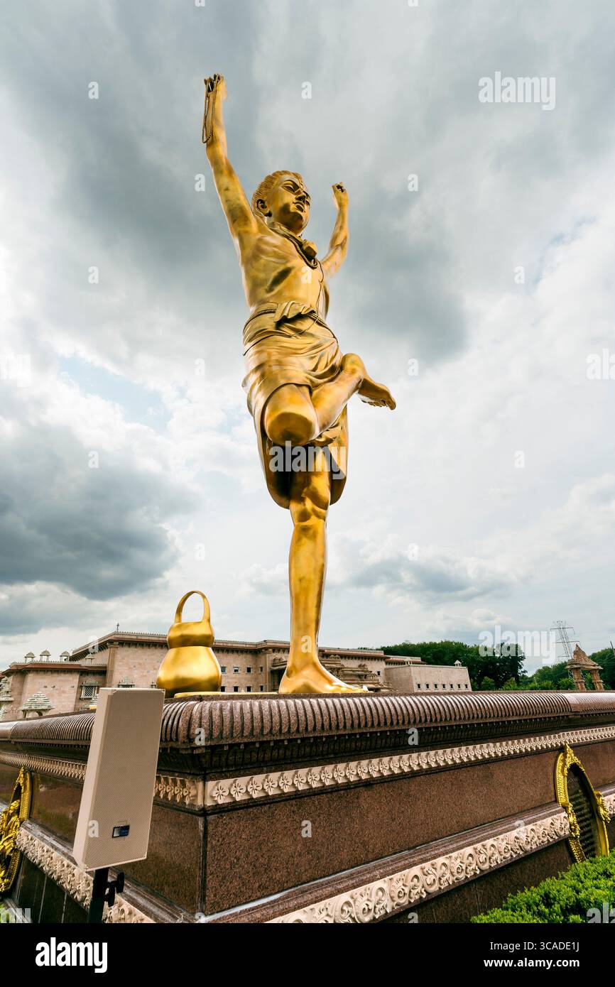 Robbinsville, NJ - US - 2 agosto 2025 la statua di bronzo di 49 piedi di Neelkanth Varni, la forma adolescente yogi di Swaminarayan, si erge su una gamba in una medita Foto Stock