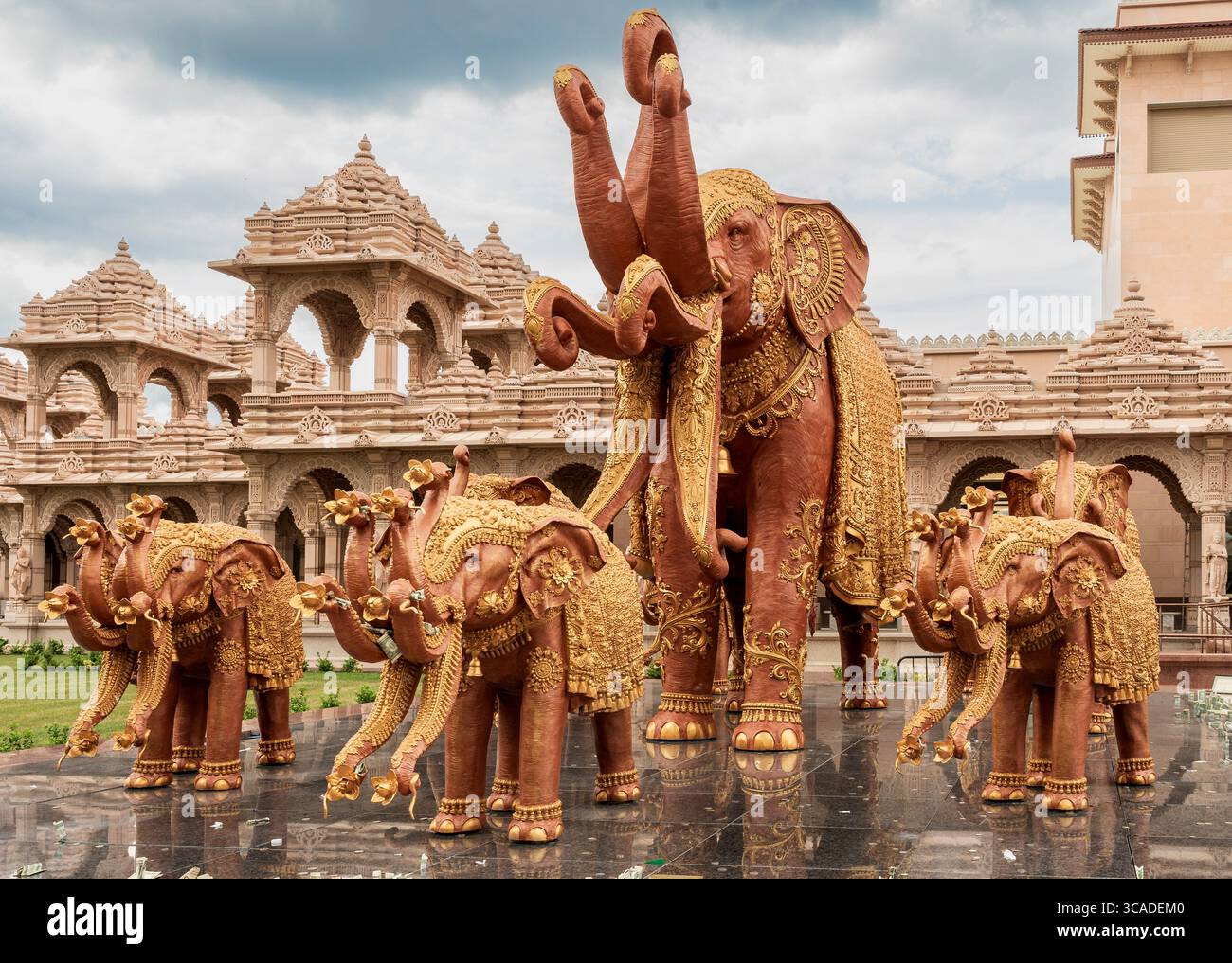 Robbinsville, New Jersey - US - 2 agosto 2025 statue di Grand elefante adornate d'oro di fronte all'imponente Akshardham Mahamandir, un tempio indù con interno Foto Stock