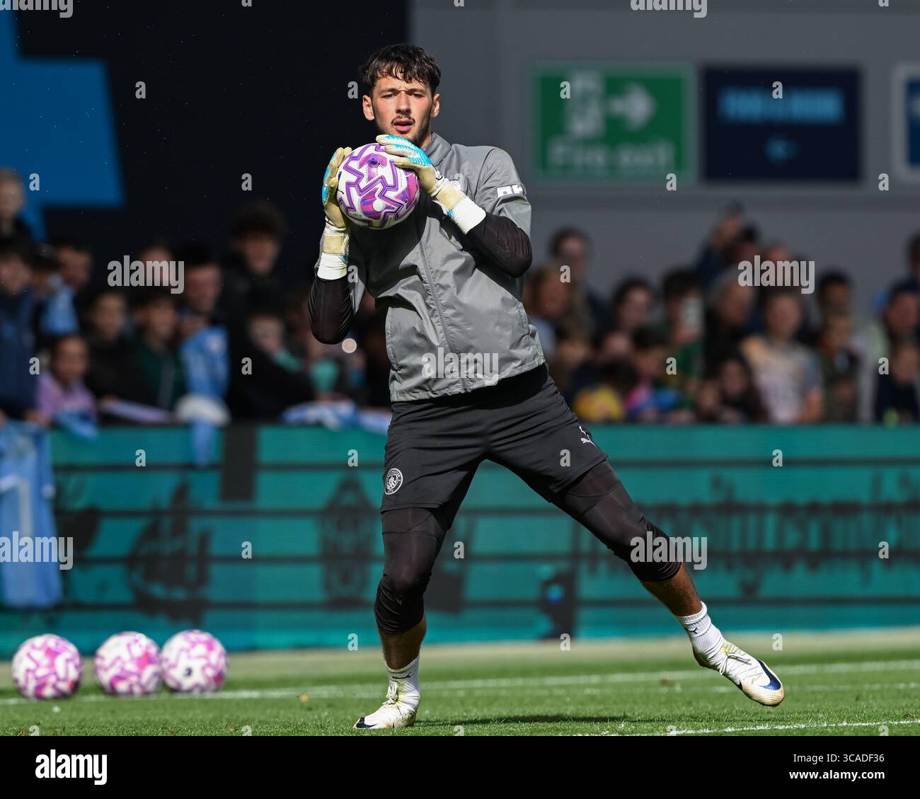 Joie Stadium, Manchester, Inghilterra, 5 agosto 2025. James Trafford di Manchester City durante il “City Are Back Open Training Event” Manchester City Open Training Session presso il Joie Stadium. (Immagine di credito: ©Cody Froggatt/Alamy Live News) Foto Stock Joie Stadium, Manchester, Inghilterra, 5 agosto 2025. James Trafford di Manchester City durante il “City Are Back Open Training Event” Manchester City Open Training Session presso il Joie Stadium. (Immagine di credito: ©Cody Froggatt/Alamy Live News) Foto Stock