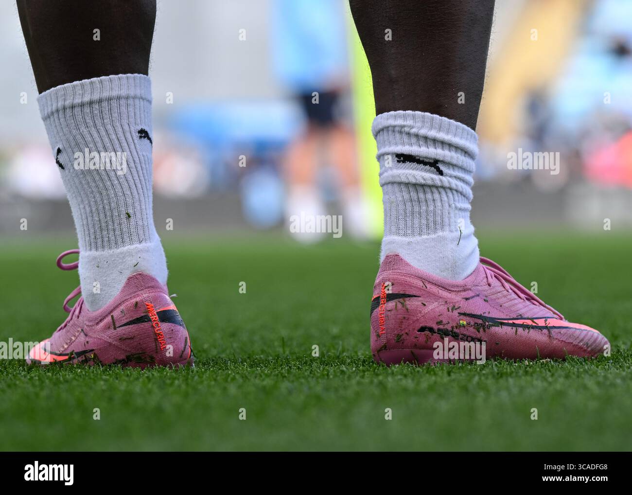 Joie Stadium, Manchester, Inghilterra, 5 agosto 2025. Gli stivali di Jeremy Doku del Manchester City sono visti durante il “City Are Back Open Training Event” della sessione di allenamento del Manchester City Open al Joie Stadium. (Immagine di credito: ©Cody Froggatt/Alamy Live News) Foto Stock Joie Stadium, Manchester, Inghilterra, 5 agosto 2025. Gli stivali di Jeremy Doku del Manchester City sono visti durante il “City Are Back Open Training Event” della sessione di allenamento del Manchester City Open al Joie Stadium. (Immagine di credito: ©Cody Froggatt/Alamy Live News) Foto Stock