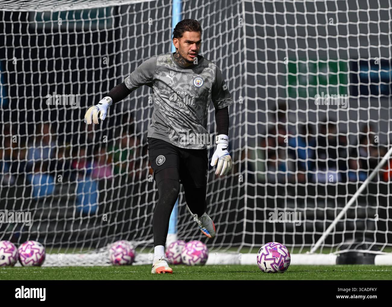 Joie Stadium, Manchester, Inghilterra, 5 agosto 2025. Ederson di Manchester City durante il “City Are Back Open Training Event”, la sessione di allenamento del Manchester City Open presso il Joie Stadium. (Immagine di credito: ©Cody Froggatt/Alamy Live News) Foto Stock Joie Stadium, Manchester, Inghilterra, 5 agosto 2025. Ederson di Manchester City durante il “City Are Back Open Training Event”, la sessione di allenamento del Manchester City Open presso il Joie Stadium. (Immagine di credito: ©Cody Froggatt/Alamy Live News) Foto Stock