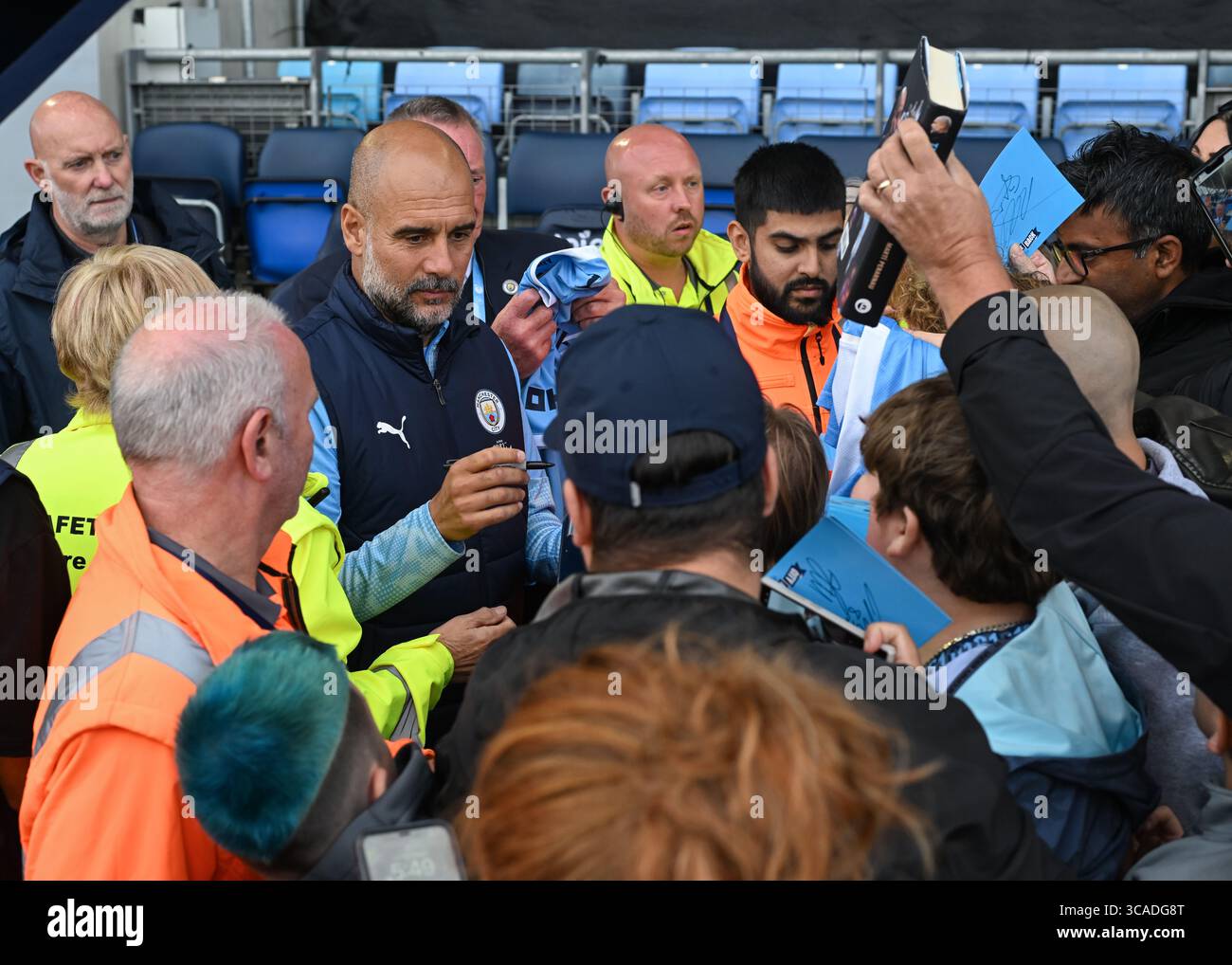 Joie Stadium, Manchester, Inghilterra, 5 agosto 2025. PEP Guardiola, manager del Manchester City, firma autografi per i tifosi dopo il “City Are Back Open Training Event”, sessione di allenamento del Manchester City Open al Joie Stadium. (Immagine di credito: ©Cody Froggatt/Alamy Live News) Foto Stock Joie Stadium, Manchester, Inghilterra, 5 agosto 2025. PEP Guardiola, manager del Manchester City, firma autografi per i tifosi dopo il “City Are Back Open Training Event”, sessione di allenamento del Manchester City Open al Joie Stadium. (Immagine di credito: ©Cody Froggatt/Alamy Live News) Foto Stock