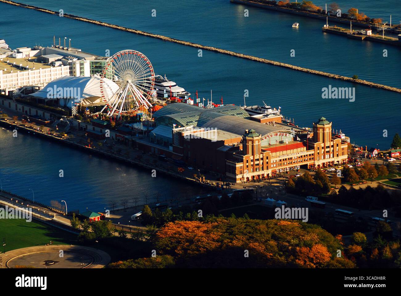 Una vista aerea di Chicago mostra la ruota panoramica e l'area di divertimento del Navy Pier che si estende sul lago Michigan dalla John Handcock Tower Foto Stock