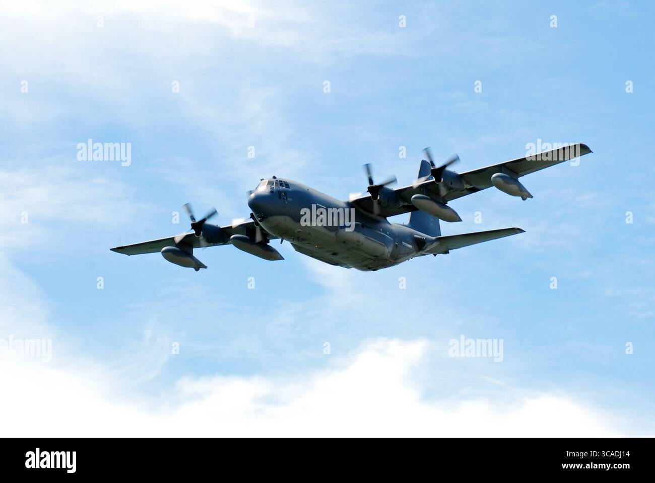 Un aereo militare C-130 Hercules vola attraverso il cielo sopra Wantagh New York Foto Stock