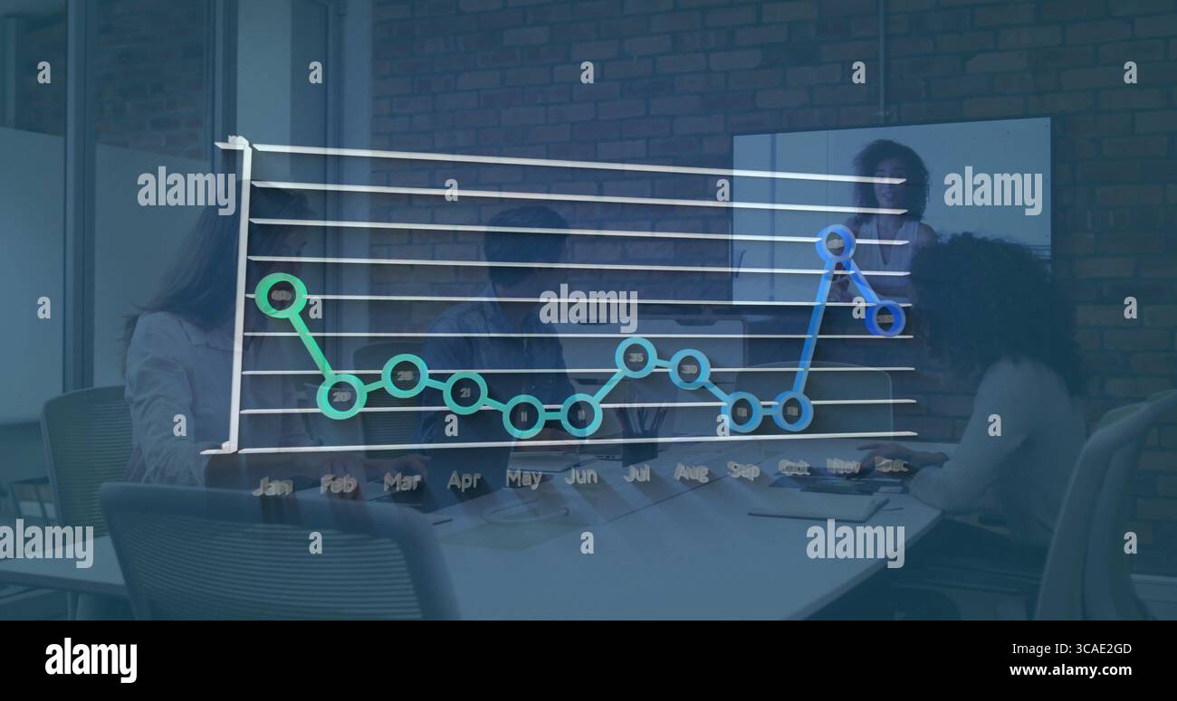 Team di brainstorming che punta al grafico a linee e utilizza notebook tablet in sala conferenze Foto Stock