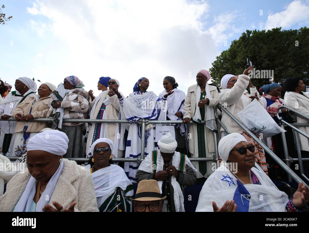 La gente prega mentre la festa ebraica etiope di Sigd viene celebrata al Tayelet Haas Promenade di Gerusalemme il 28 novembre 2024. Foto Stock