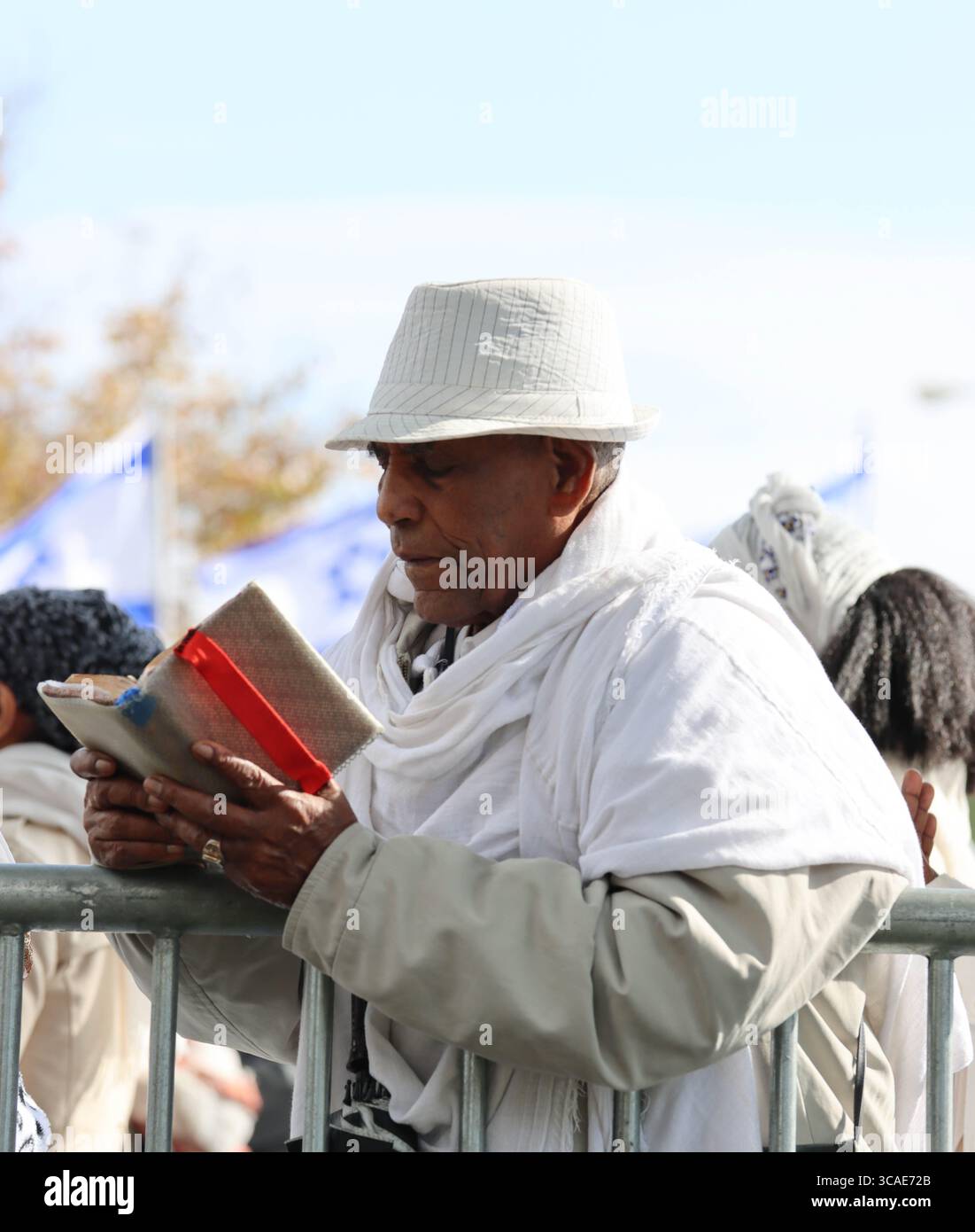 La gente prega mentre la festa ebraica etiope di Sigd viene celebrata al Tayelet Haas Promenade di Gerusalemme il 28 novembre 2024. Foto Stock