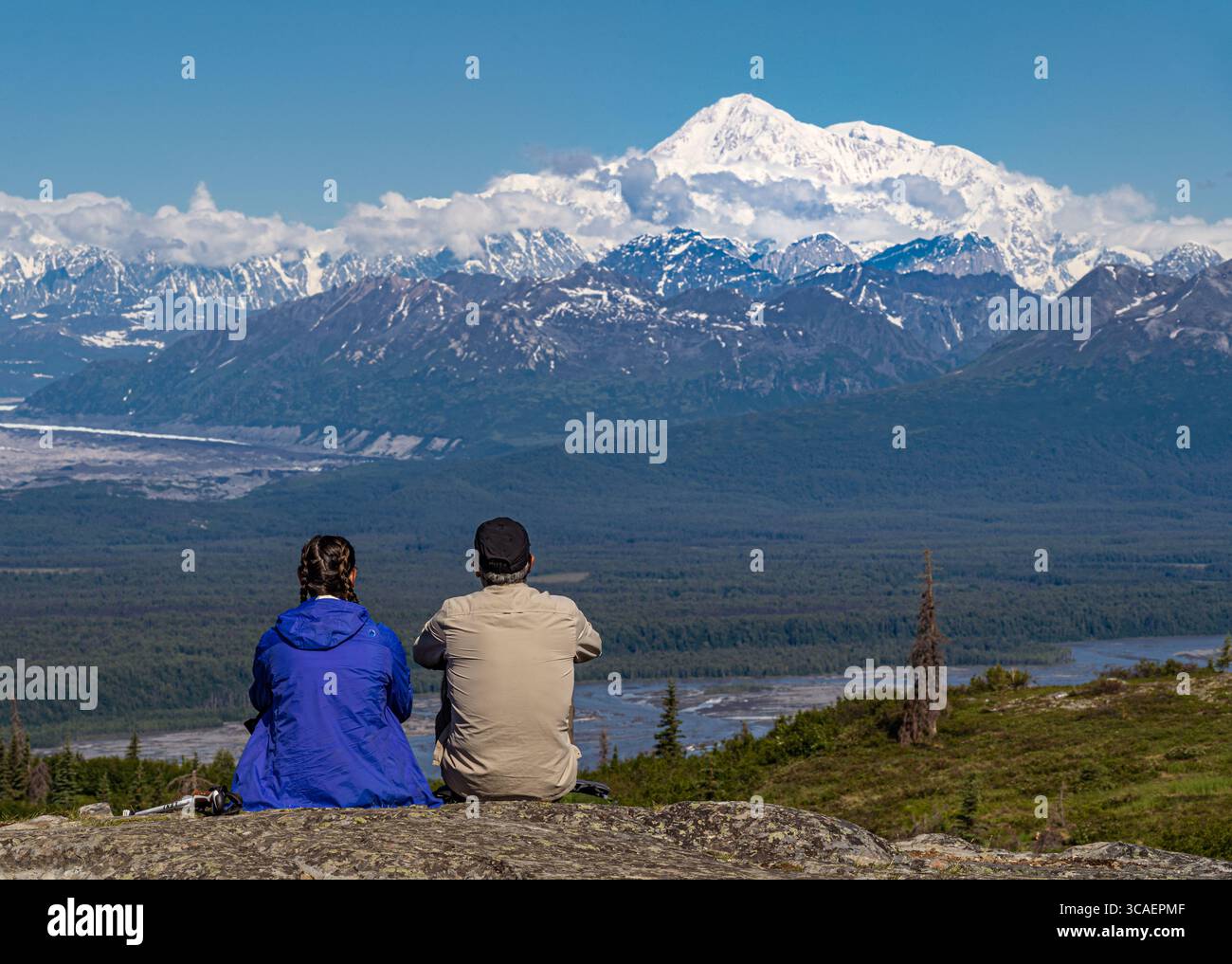 Gli escursionisti troveranno soddisfazione mentre ammirano le serene vedute di Denali dal Denali National Park and Preserve, Alaska. Foto Stock
