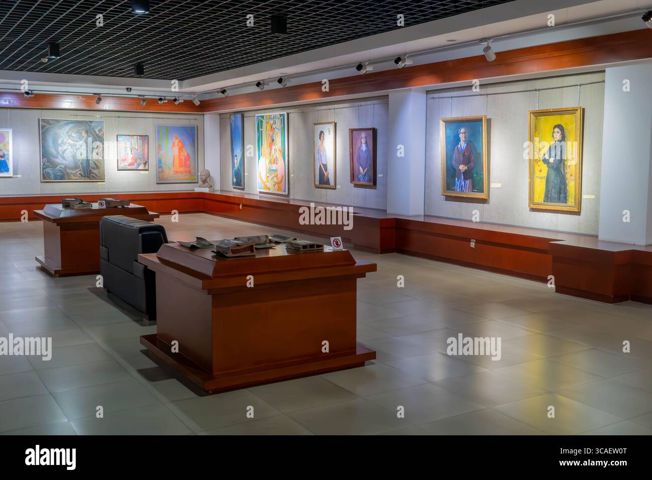 Mostra d'arte all'interno del Museo Nazionale del Tagikistan a Dushanbe, con dipinti e sculture di artisti tagiki. Foto Stock