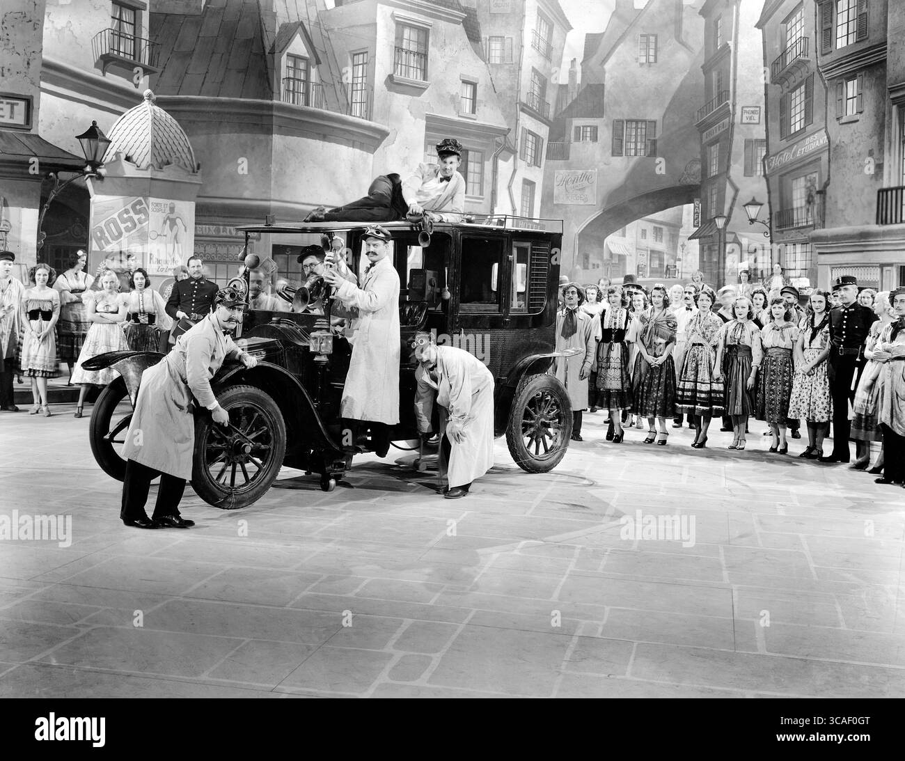 9 agosto 2022, Stati Uniti: Grande scena di strada produzione, sul set del film, ''Gold Diggers in Paris'', Warner Bros., 1938 (Credit Image: © JT Vintage/Glasshouse via ZUMA Press Wire) Foto Stock