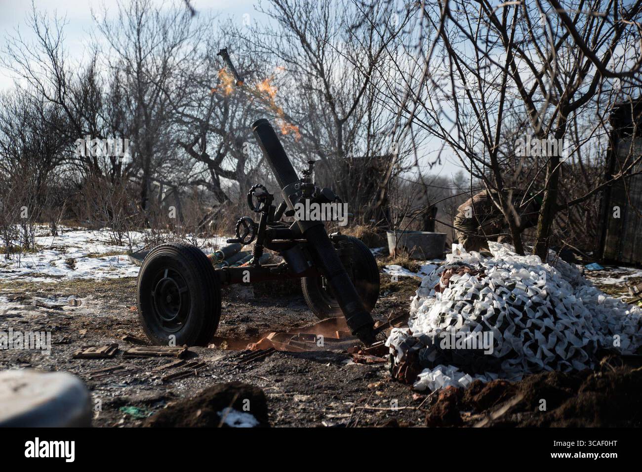 3 febbraio 2023, Kiev, Oblast di Donetsk, Ucraina: Un mortaio viene sparato contro le posizioni russe lungo la linea del fronte. L'artiglieria e i sistemi di mortai stranieri sono stati utilizzati lungo la linea del fronte per respingere le forze russe. (Immagine di credito: © Madeleine/ZUMA Press Wire) Foto Stock