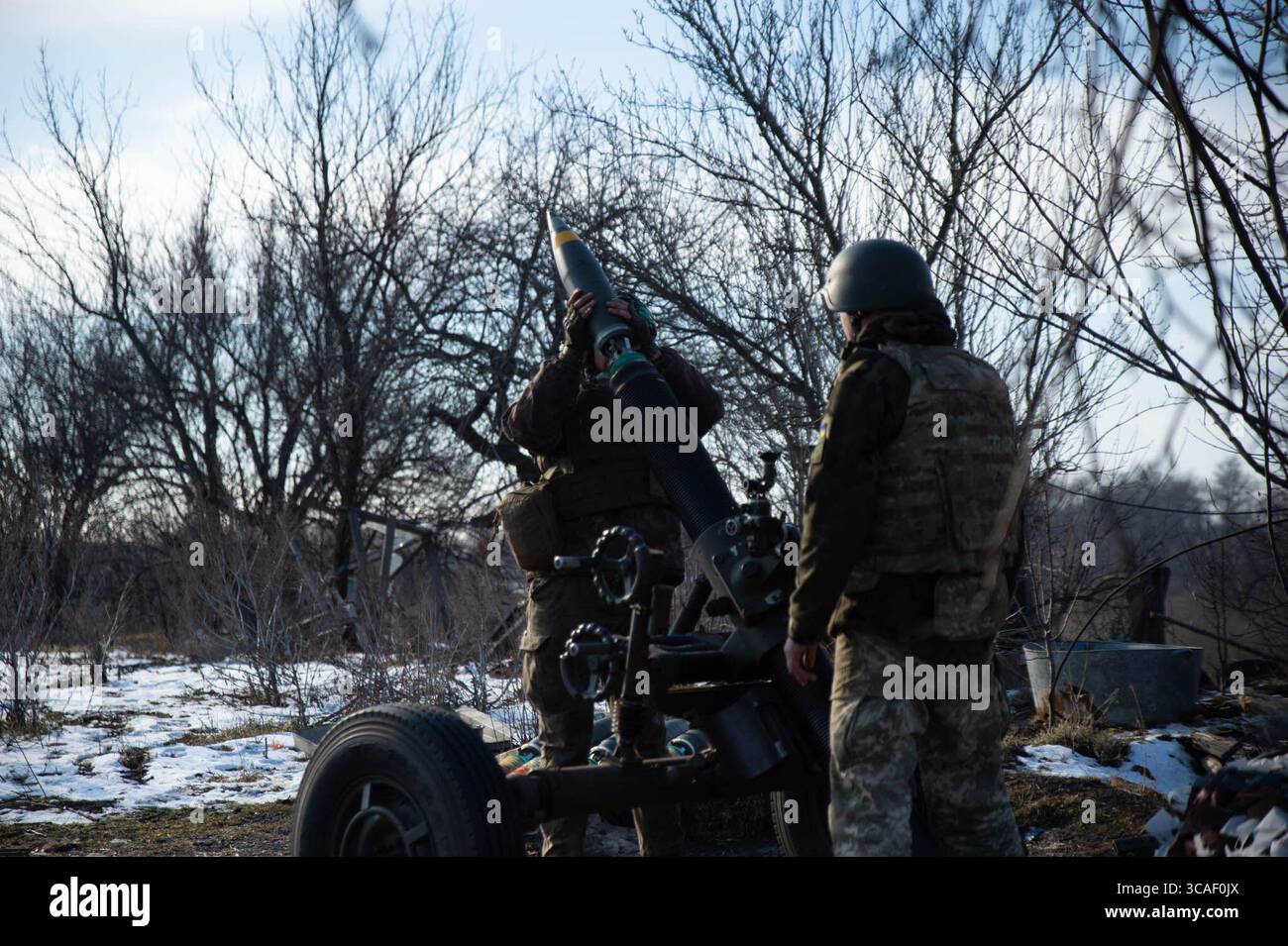 3 febbraio 2023, Kiev, Oblast di Donestk, Ucraina: Gli equipaggi di mortai ucraini sparano un mortaio francese alle posizioni russe lungo la linea del fronte. L'artiglieria e i sistemi di mortai stranieri sono stati utilizzati lungo la linea del fronte per respingere le forze russe. (Immagine di credito: © Madeleine/ZUMA Press Wire) Foto Stock
