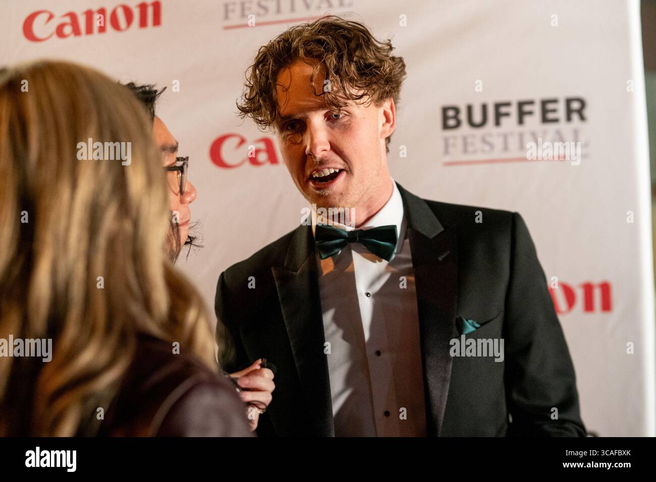 12 novembre 2023, Toronto, Ontario, Canada: Matt Colbo partecipa al Buffer Festival al Paradise Theatre di Toronto, Canada. Buffer Festival di Toronto è una celebrazione annuale della narrazione digitale, in cui i creatori mostrano i loro contenuti diversi e innovativi in vari generi, dai cortometraggi alle serie web. Il festival funge da piattaforma dinamica per la comunità creativa che si connette, ispira e interagisce con il pubblico. (Immagine di credito: © Shawn Goldberg/SOPA Images via ZUMA Press Wire) Foto Stock