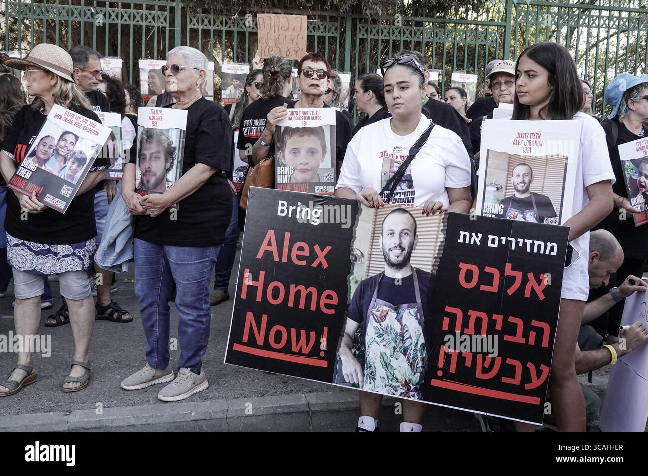 6 novembre 2023, Gerusalemme, Israele: Famiglie di ostaggi e sostenitori israeliani si radunano alla Knesset, il Parlamento israeliano, per il rilascio dei loro cari dalle mani di Hamas nella Striscia di Gaza. Israele è impegnato in una guerra contro Hamas dal 7 ottobre 2023, a seguito di un massiccio fuoco di razzi dalla Striscia di Gaza in Israele, infiltrazione di uomini armati nel territorio israeliano, massacro di 1.400 donne e bambini civili nelle loro case e ostaggio che ha preso in ostaggio più di 240 civili e soldati. (Immagine di credito: © Nir Alon/ZUMA Press Wire) Foto Stock